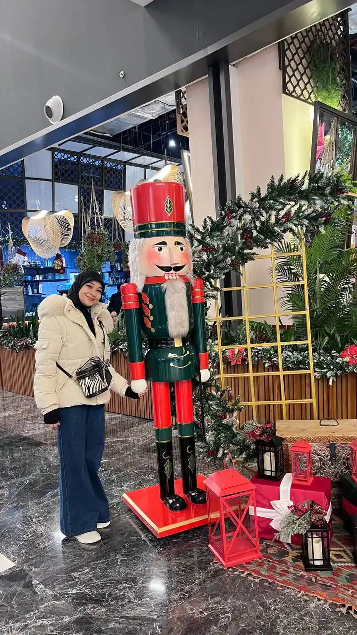 Bo'ksa qismidan kengayib ketgan jinsi shimlar