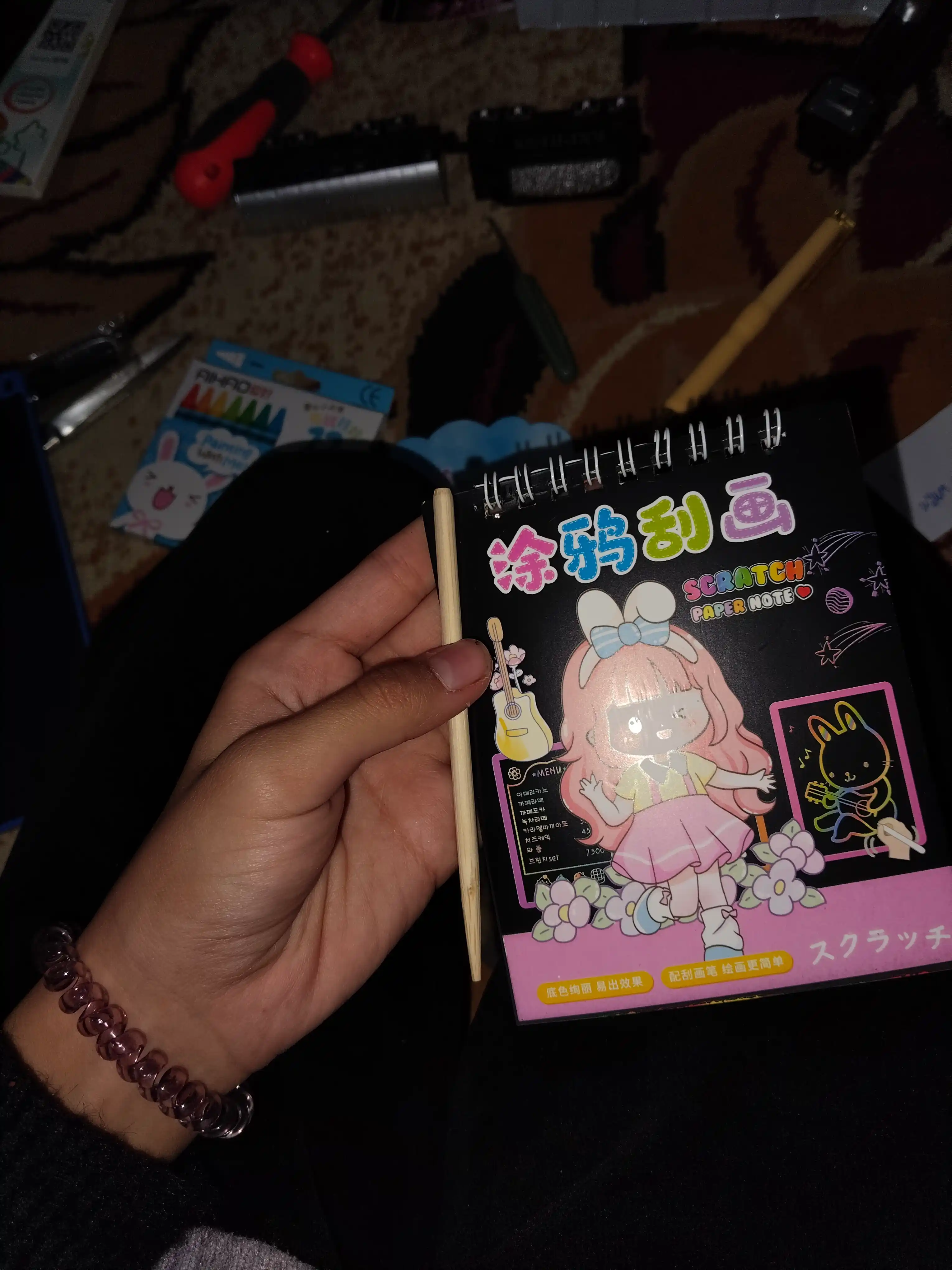 Qora sketchbuk, oq va tilla ruchkasi bilan birga, sketchbuk