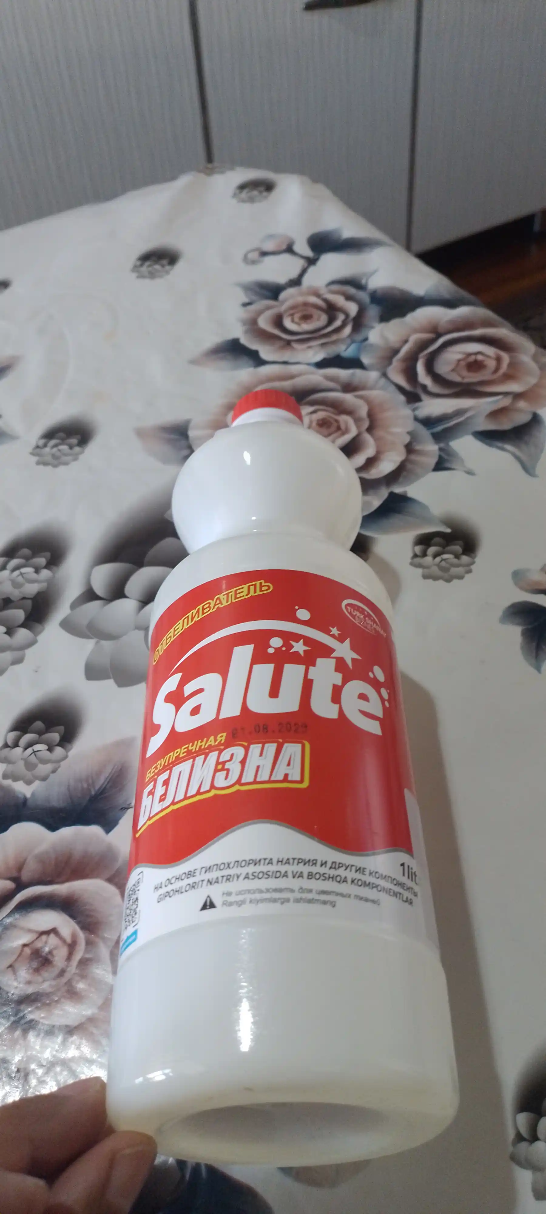 Oq kir yuvish uchun "Salute Red" va "Blue Power" oqartirgichi, 1 l