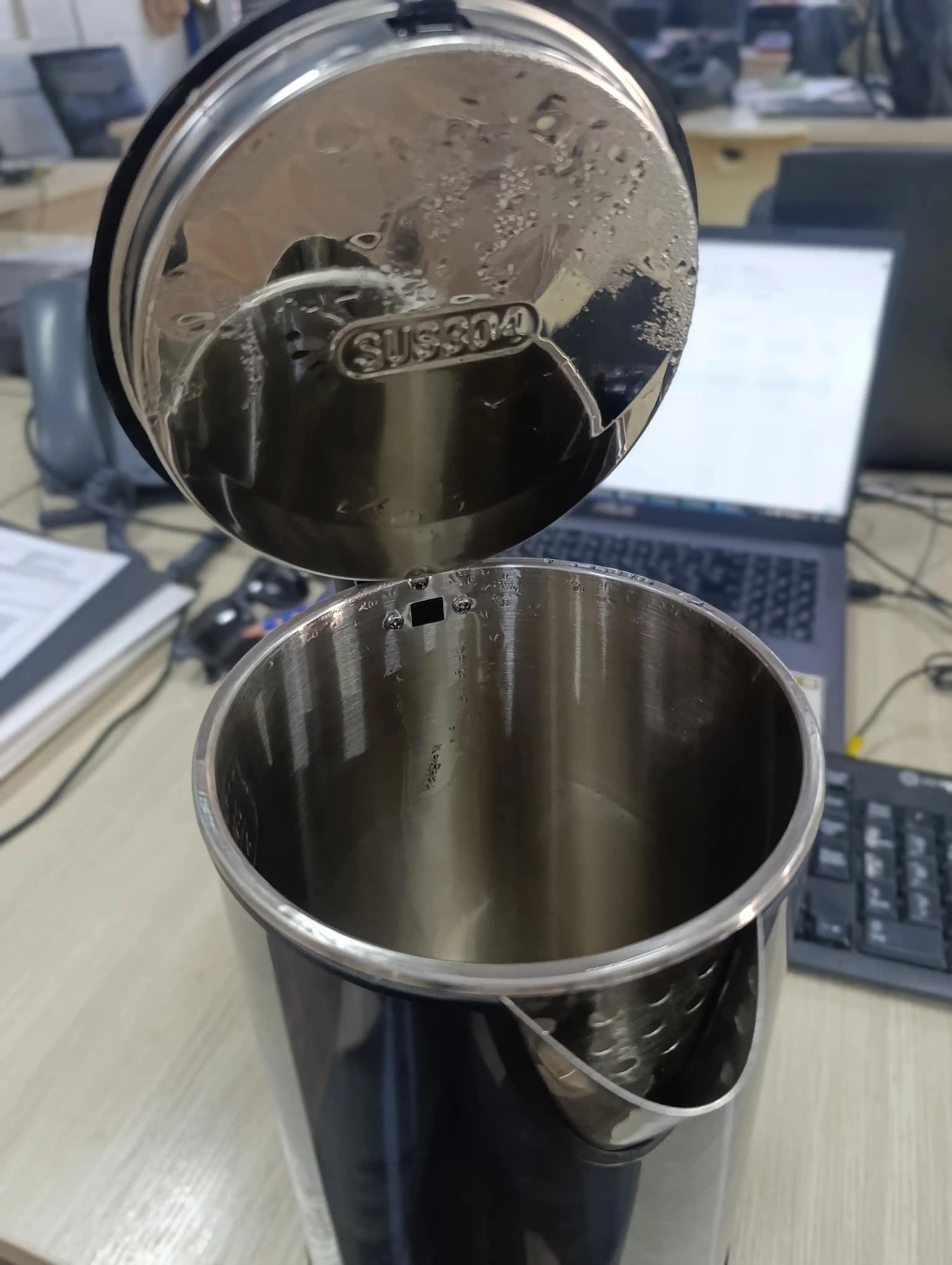 Elektr choynak BQ KT2026S,uch qatlamli korpus, 2200 Vt, 1,8 litr