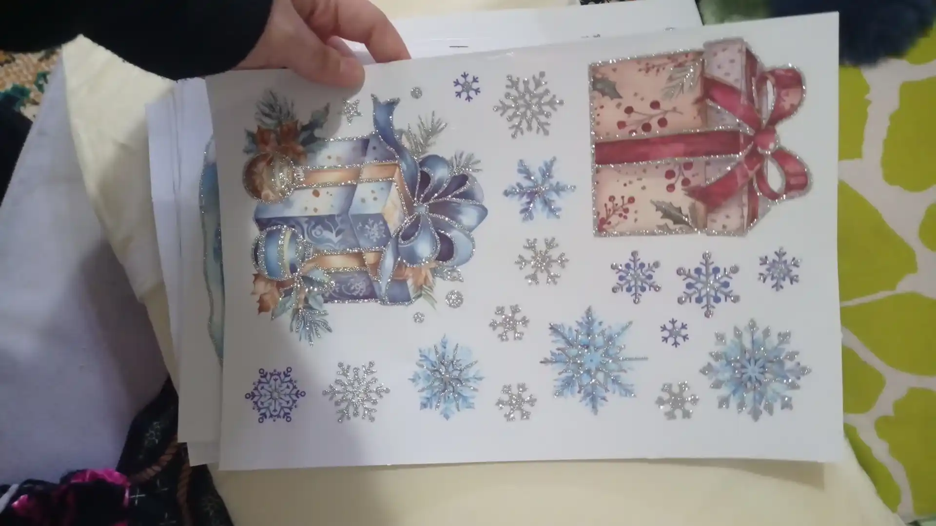 Yangi yil uchun derazaga statik ikki tomonlama nakleykalar to‘plami Ded Moroz, qor parcha