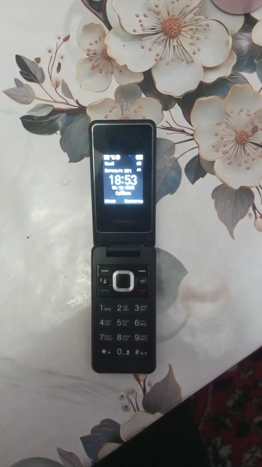 Novey Z320 mobil telefon-raskladushka, 2 SIM, kamera, 3 rang, knopkali telefon