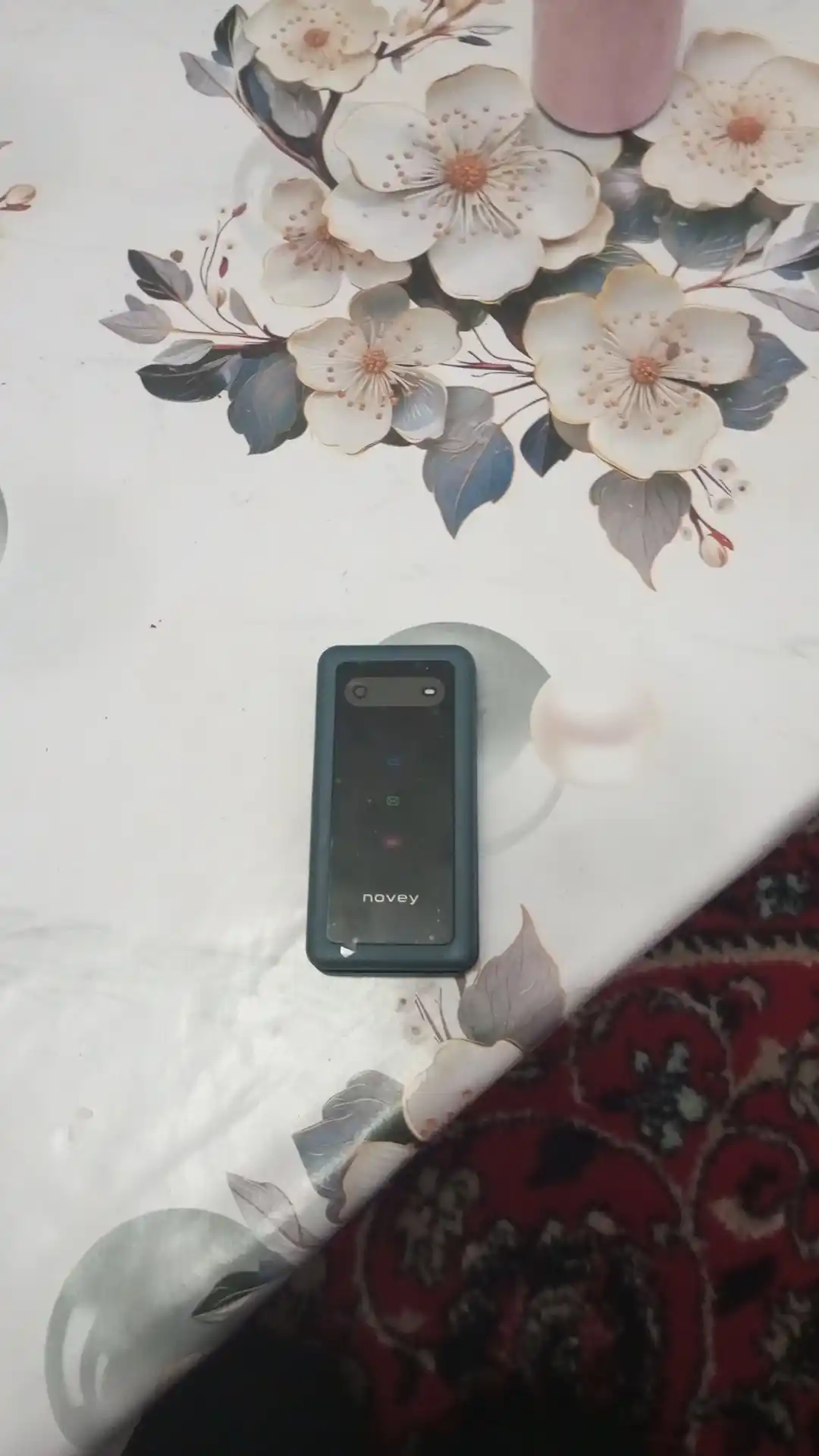 Novey Z320 mobil telefon-raskladushka, 2 SIM, kamera, 3 rang, knopkali telefon