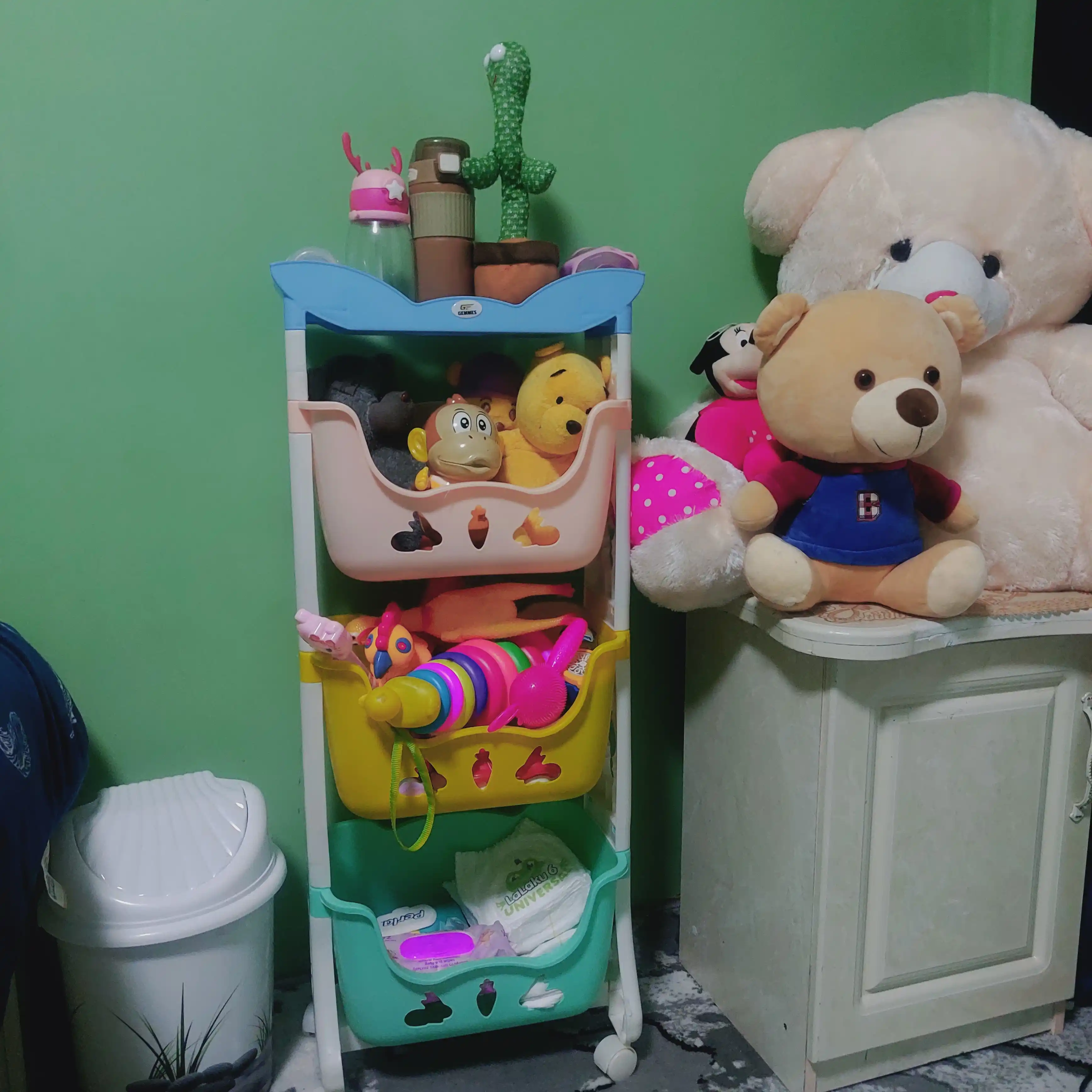 Plastik pol tokcha, g'ildiraklarda oshxona, hammom uchun