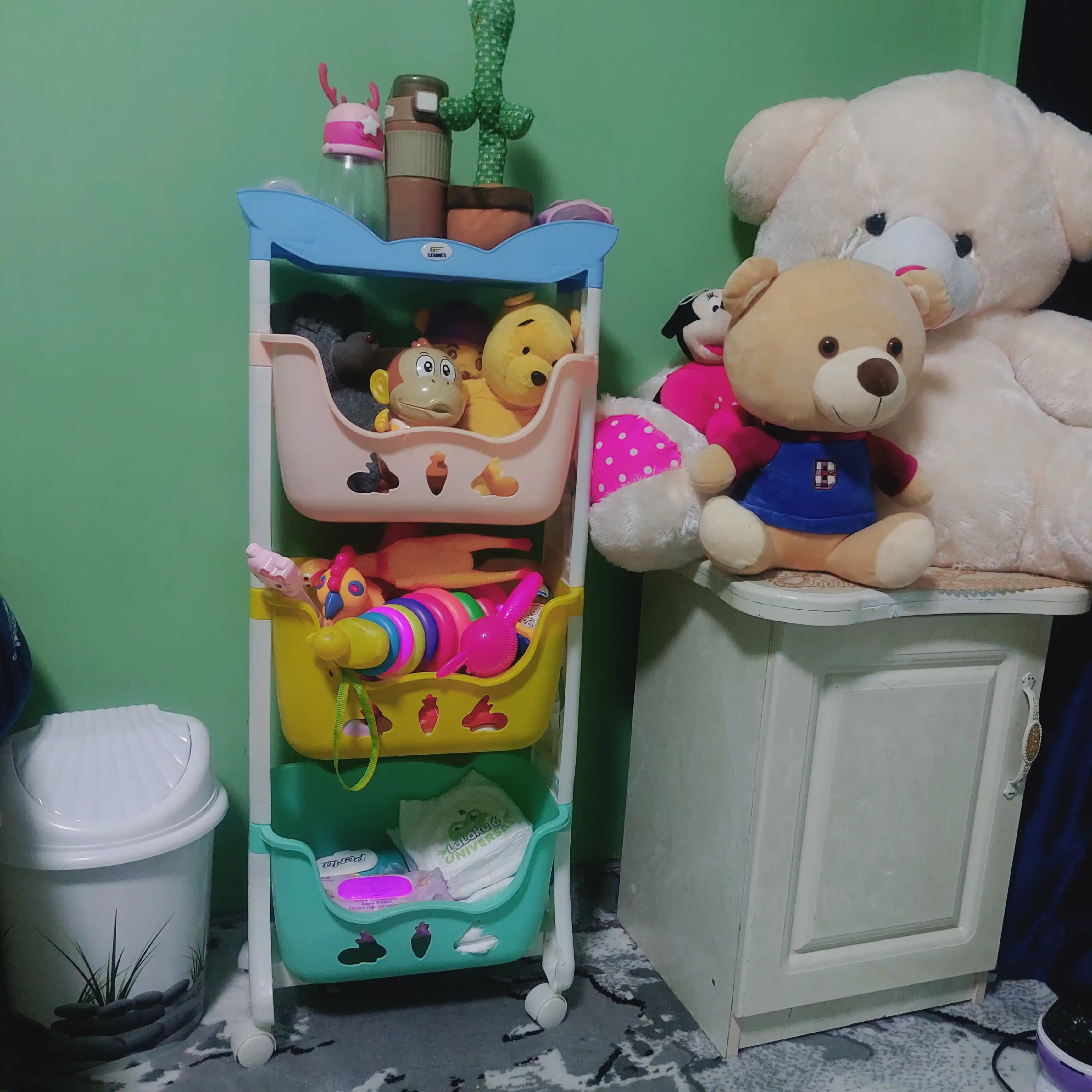 Plastik pol tokcha, g'ildiraklarda oshxona, hammom uchun