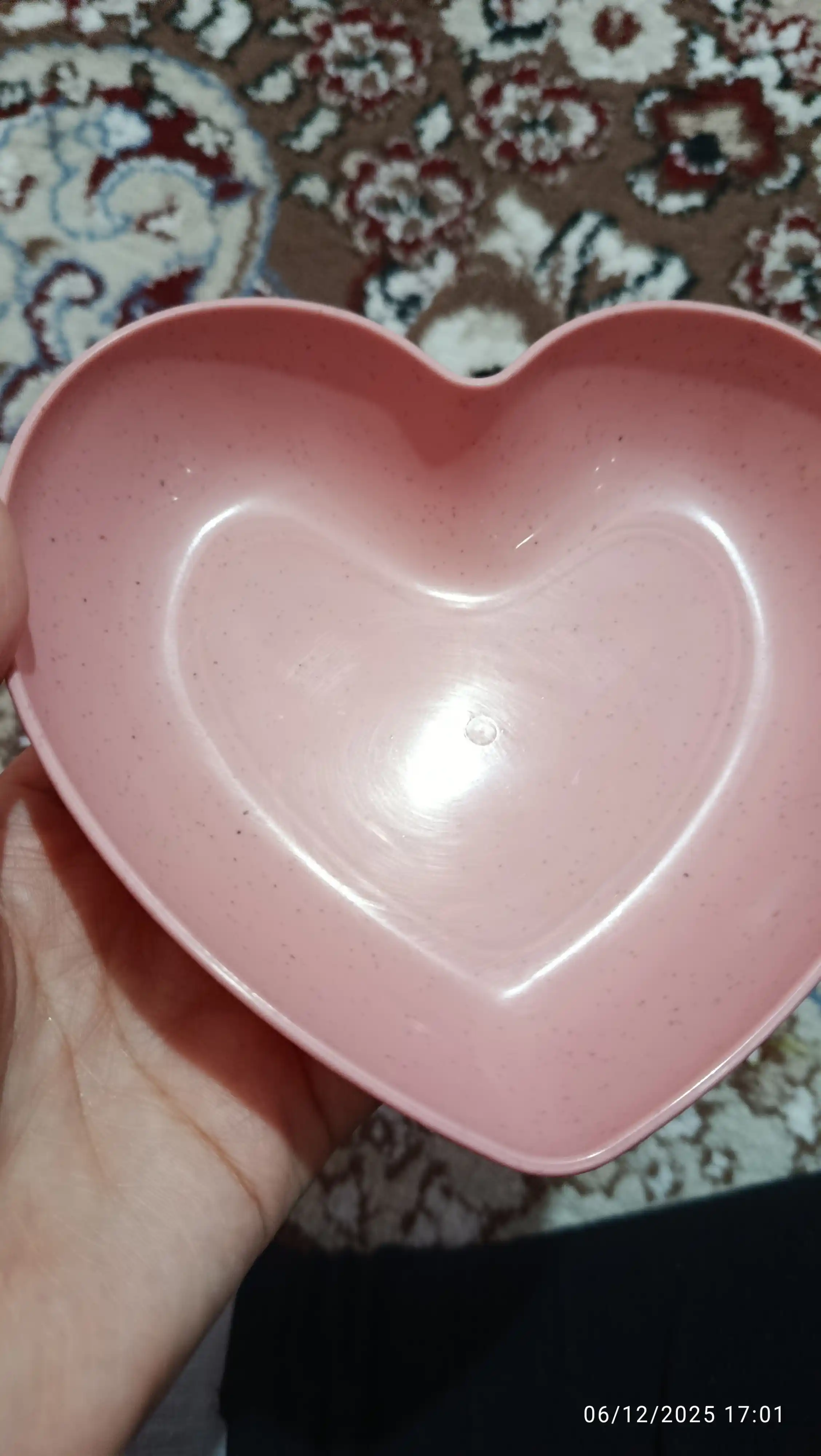 Yurak shaklidagi plastik qayta ishlatiladigan tarelkalar