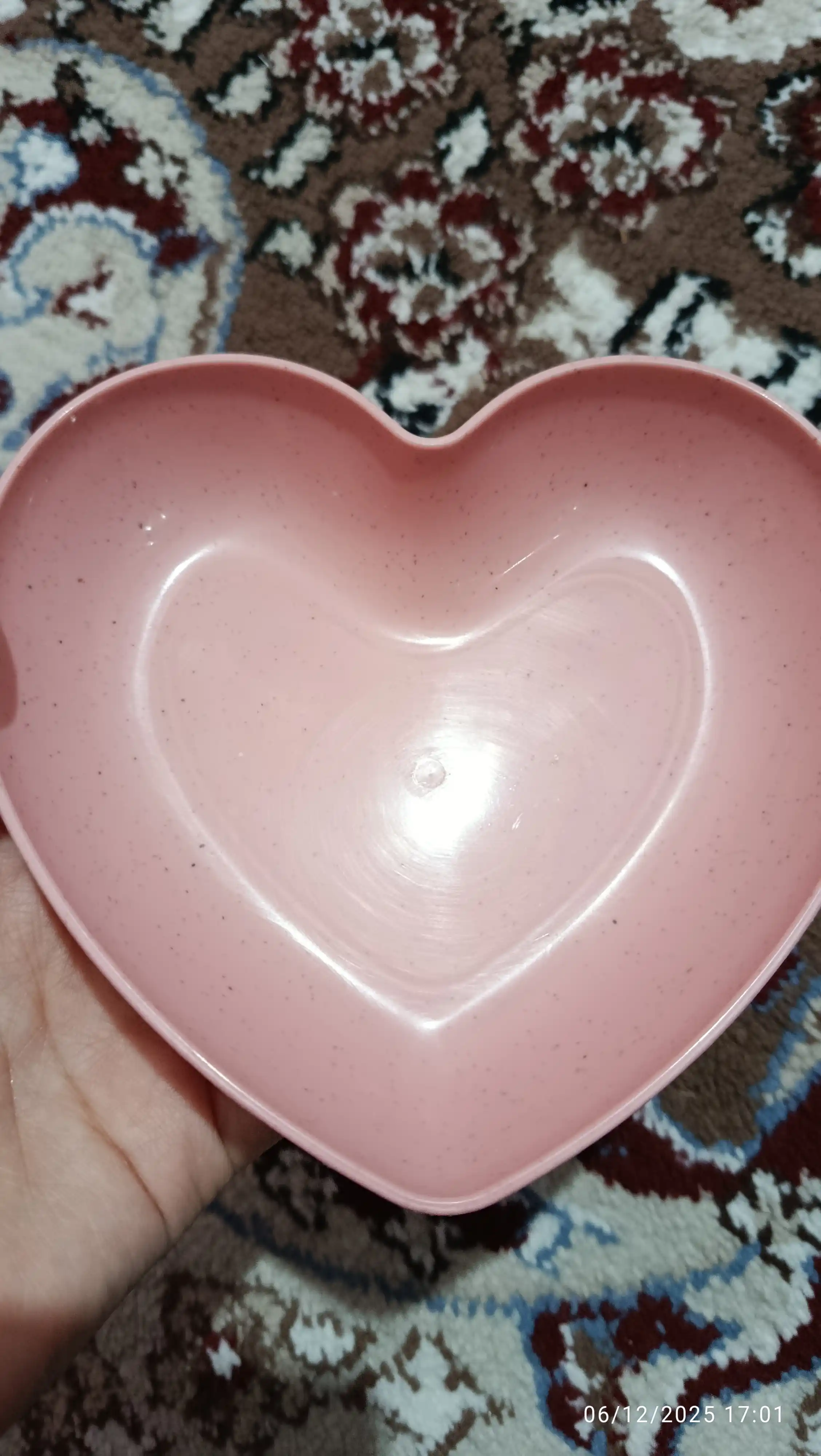 Yurak shaklidagi plastik qayta ishlatiladigan tarelkalar