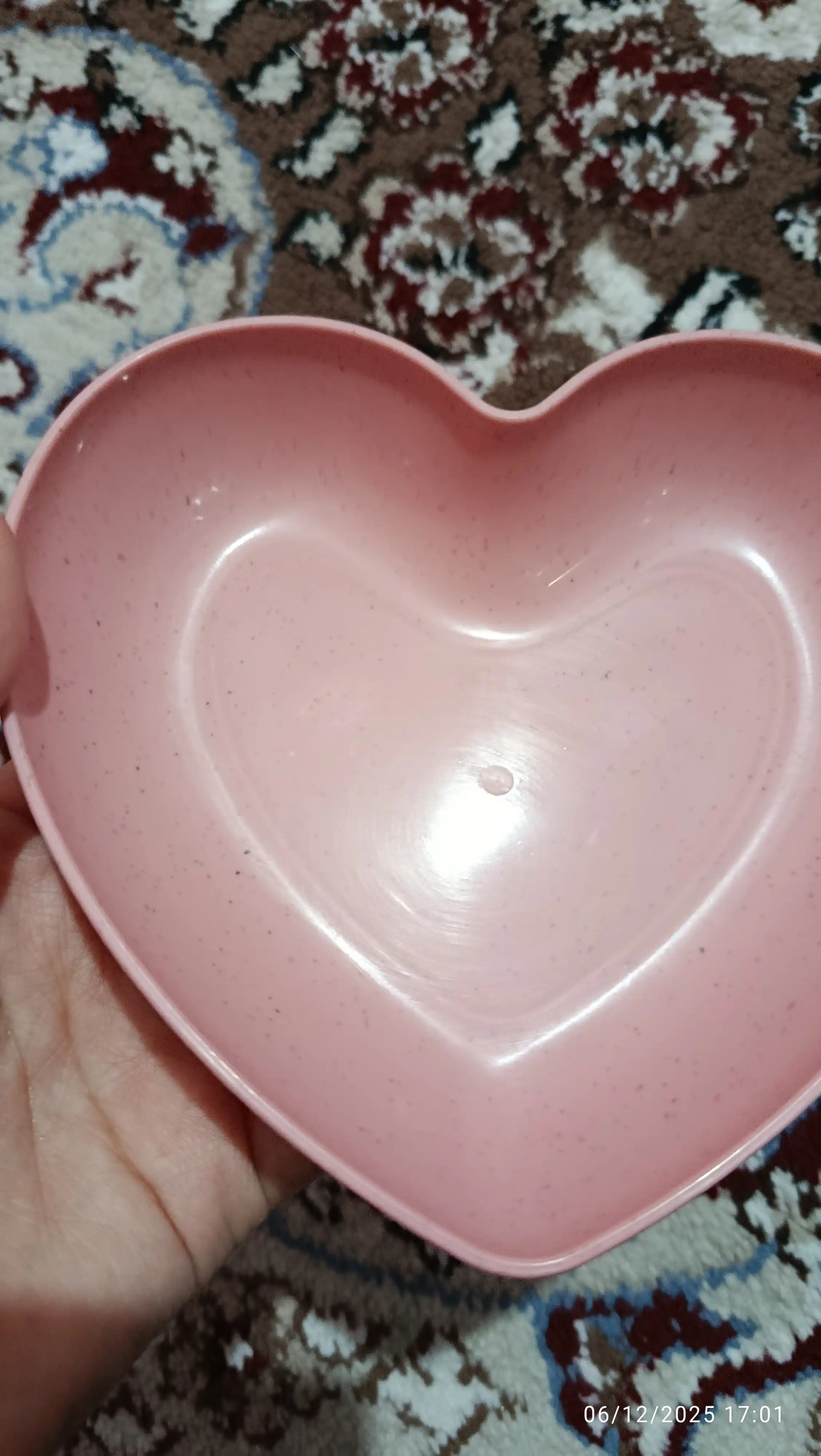 Yurak shaklidagi plastik qayta ishlatiladigan tarelkalar