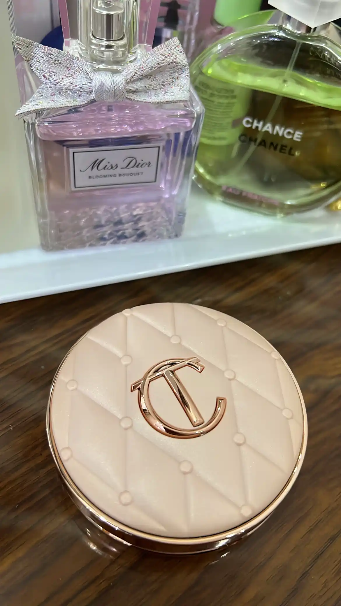 Charlotte Tilbury tusli kushon - namlantiruvchi, ipak qoplamali, upa 12 g