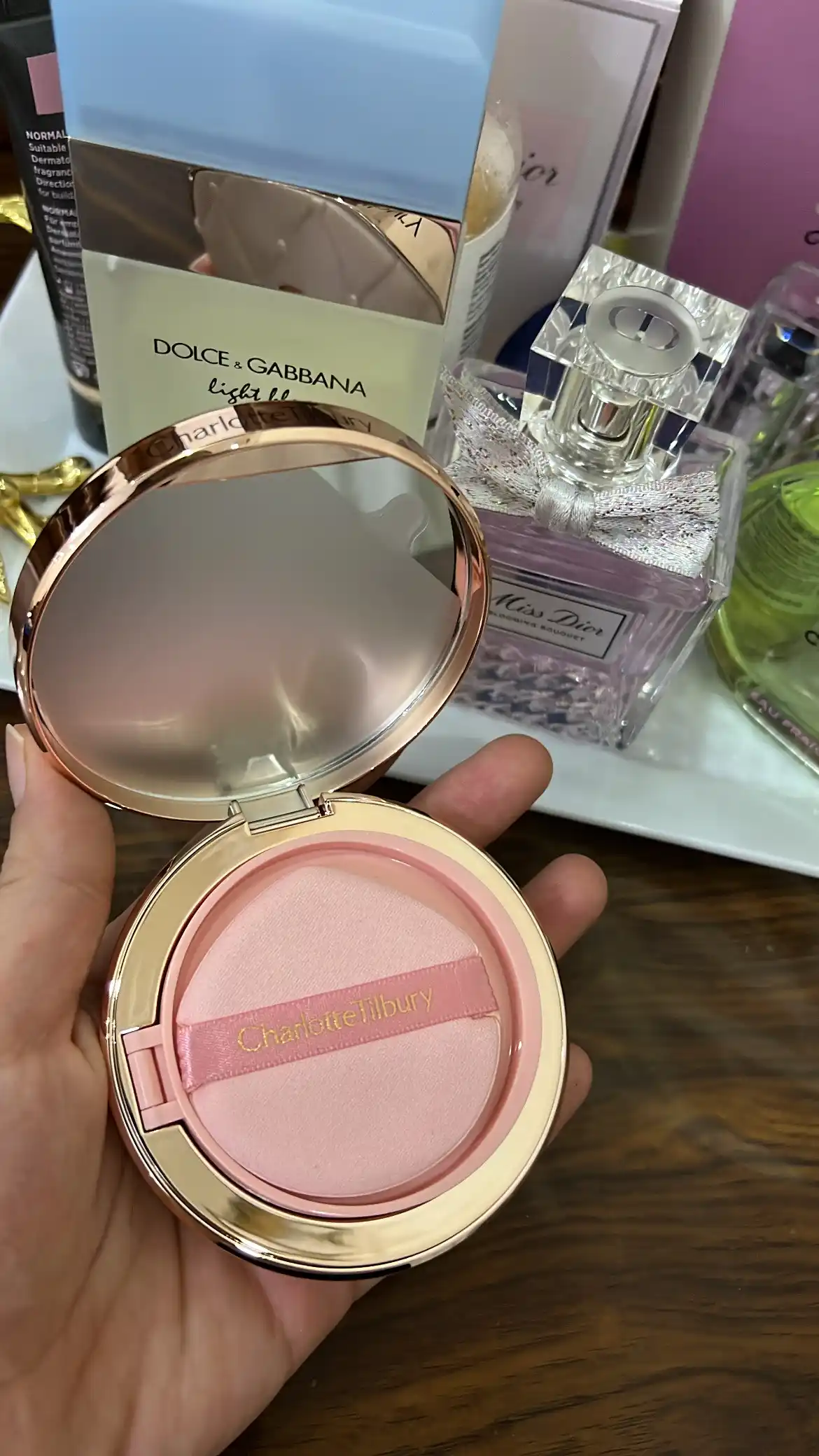 Charlotte Tilbury tusli kushon - namlantiruvchi, ipak qoplamali, upa 12 g