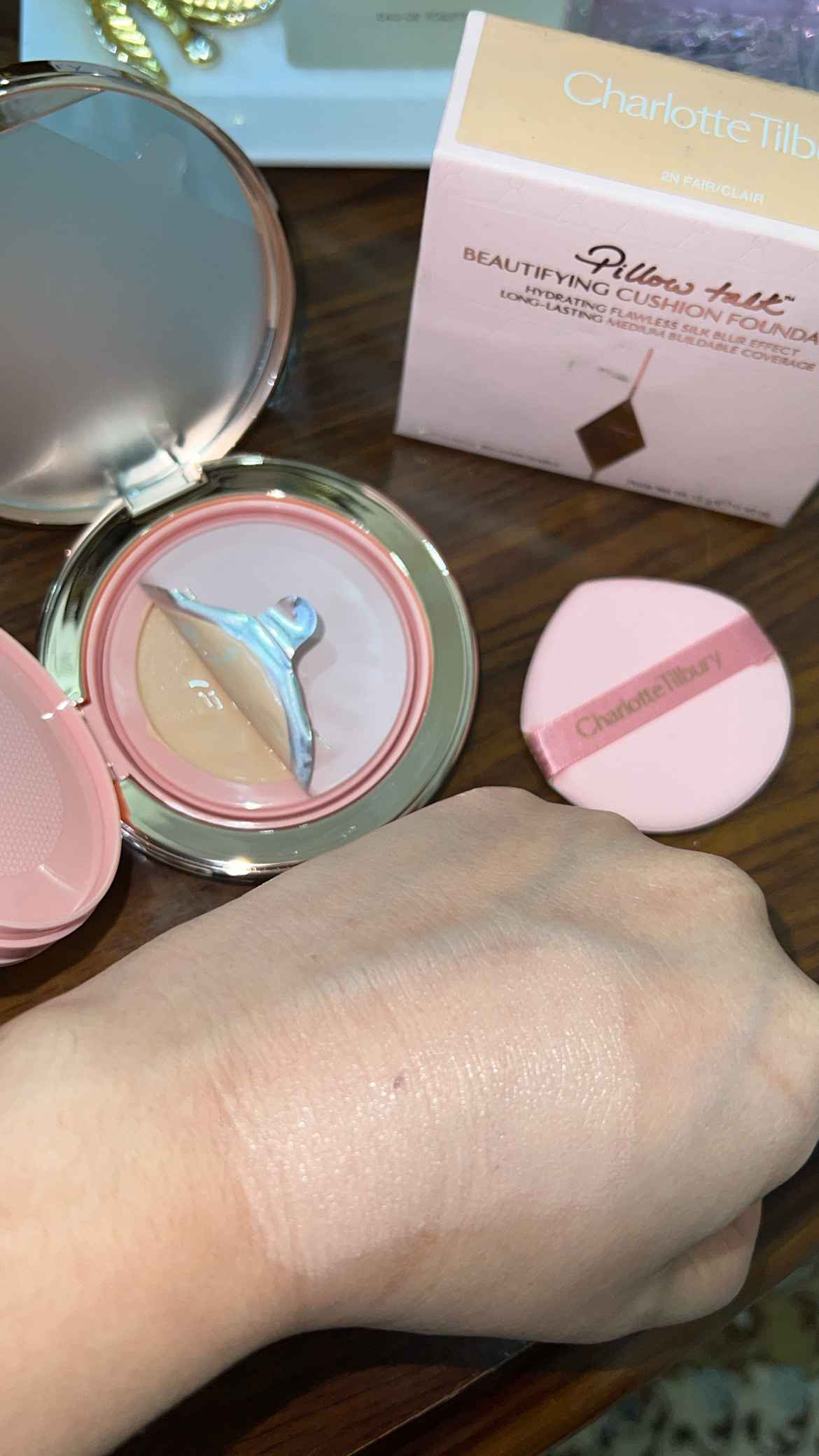 Charlotte Tilbury tusli kushon - namlantiruvchi, ipak qoplamali, upa 12 g