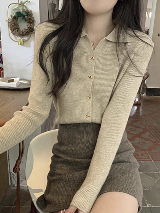Ayollar svitrlari kuz, qish, bahor uchun standart o'lchamda, tugmali