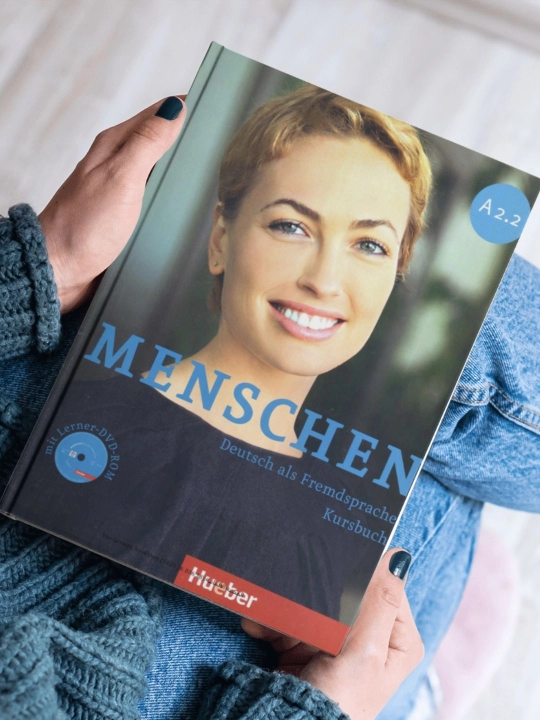 Menschen A2.2 Kursbuch — Учебник немецкого языка A2 уровня + DVD-ROM (Hueber) - 