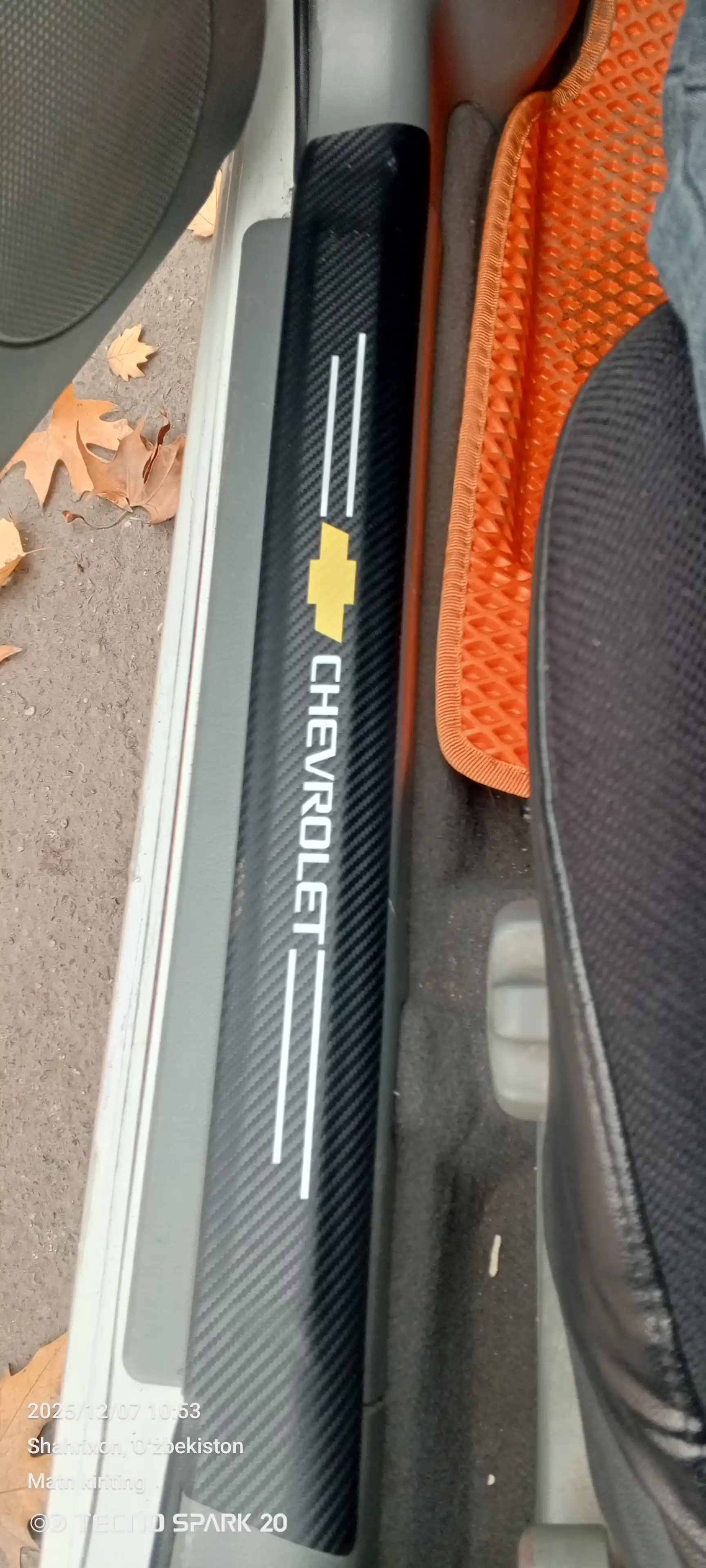 Накладки на пороги автомобиля, карбоновые, наклейки защитные Chevrolet