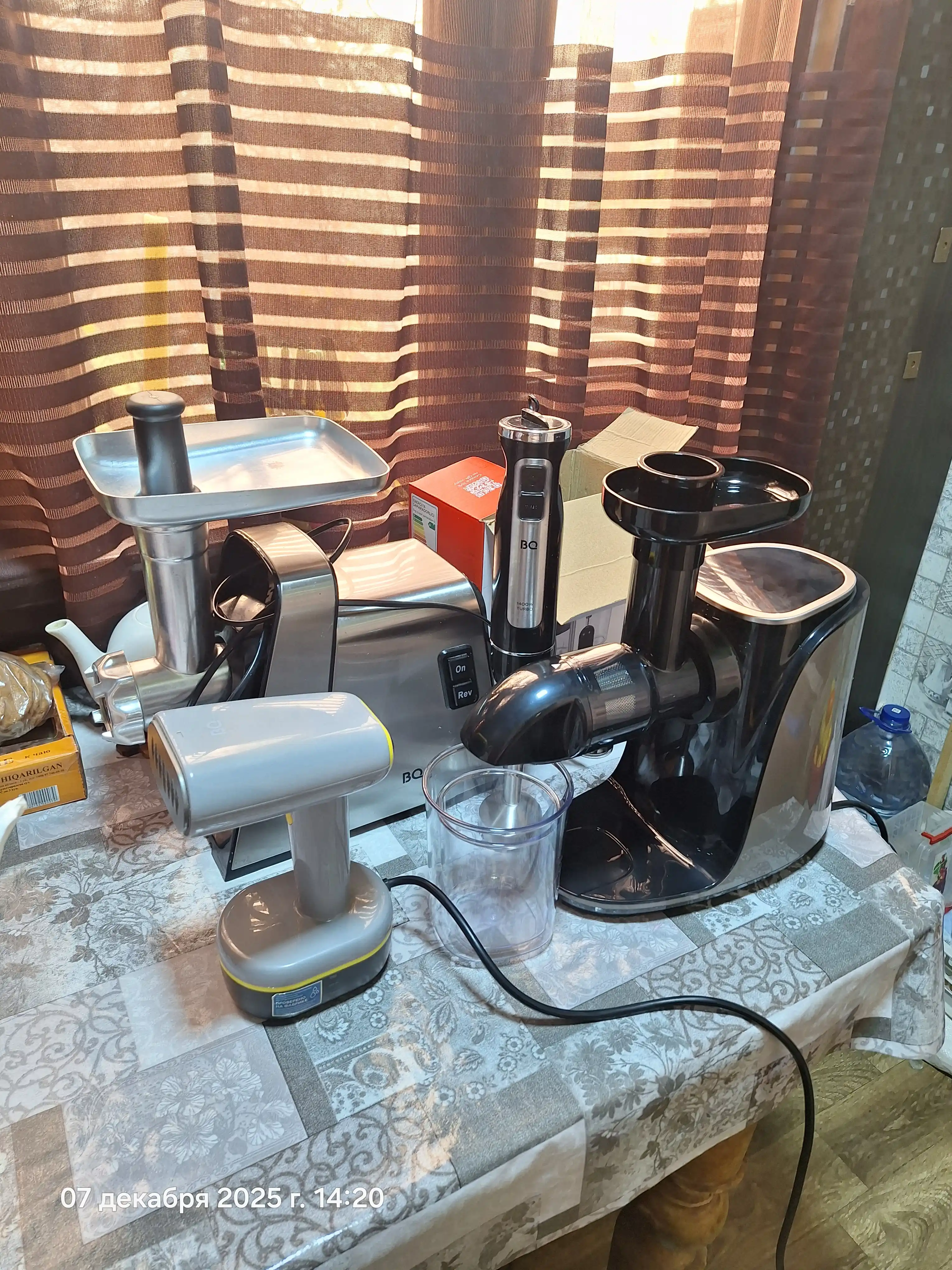 Шнековая соковыжималка BQ J2001, для цитрусовых, и фруктов, мощностью 150Вт, 110 об/мин