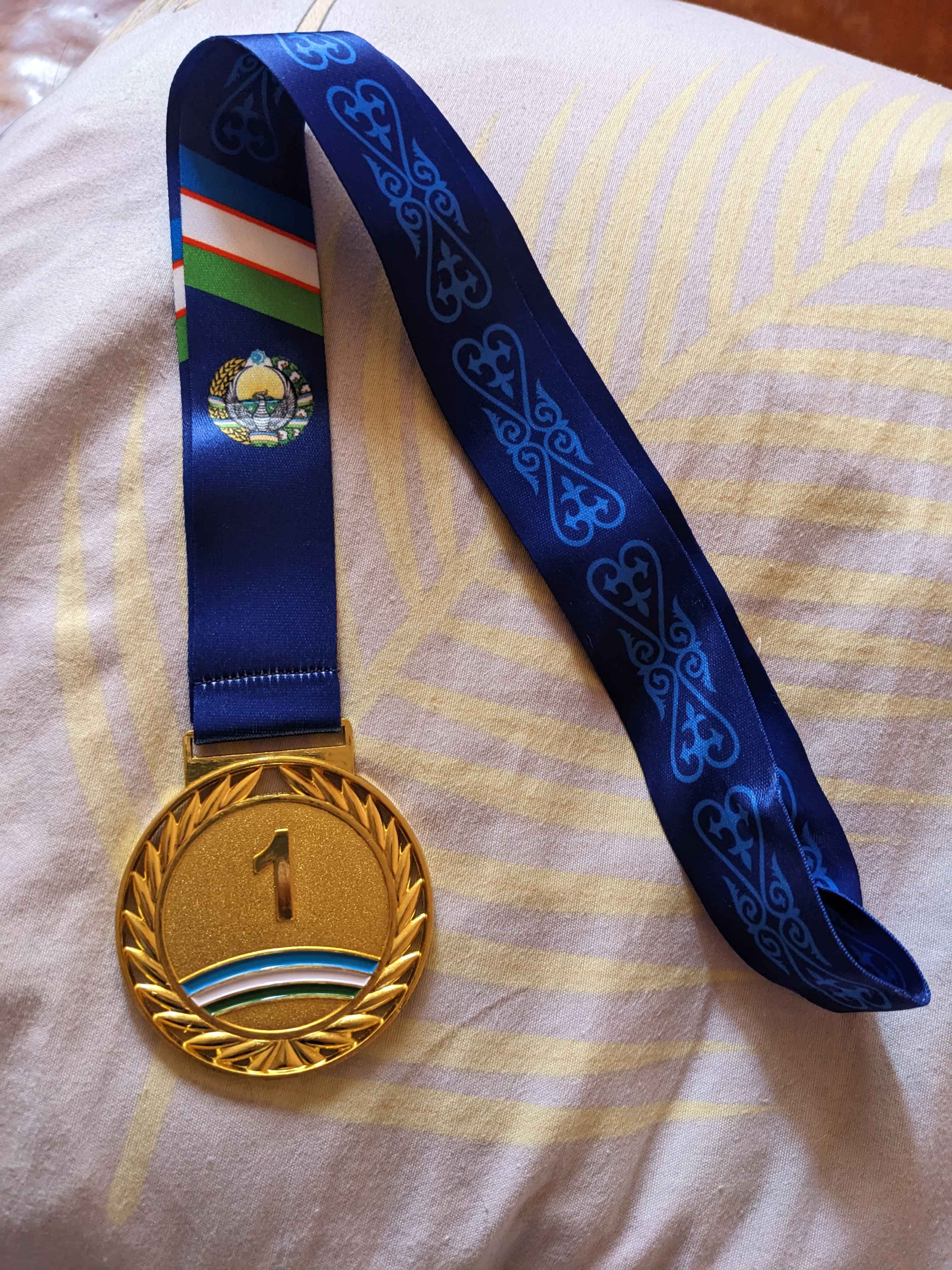 Tasmadagi metall medal, 1-o'rin oltin, 2-o'rin kumush, 3-o'rin bronza