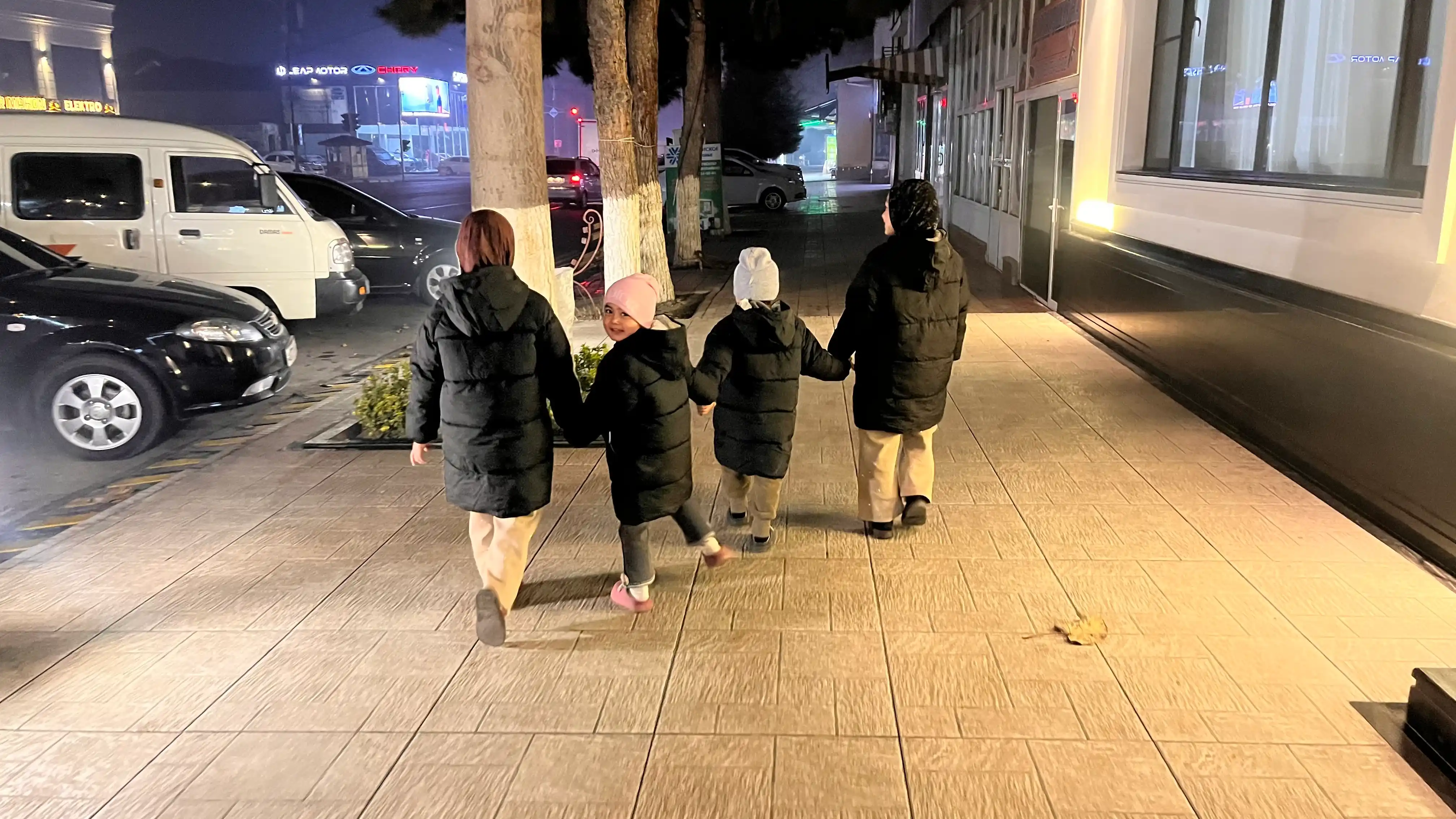 O‘g‘il va qiz bolalar uchun nam va shamoldan himoyalovchi, isitilgan mavsumiy kurtka