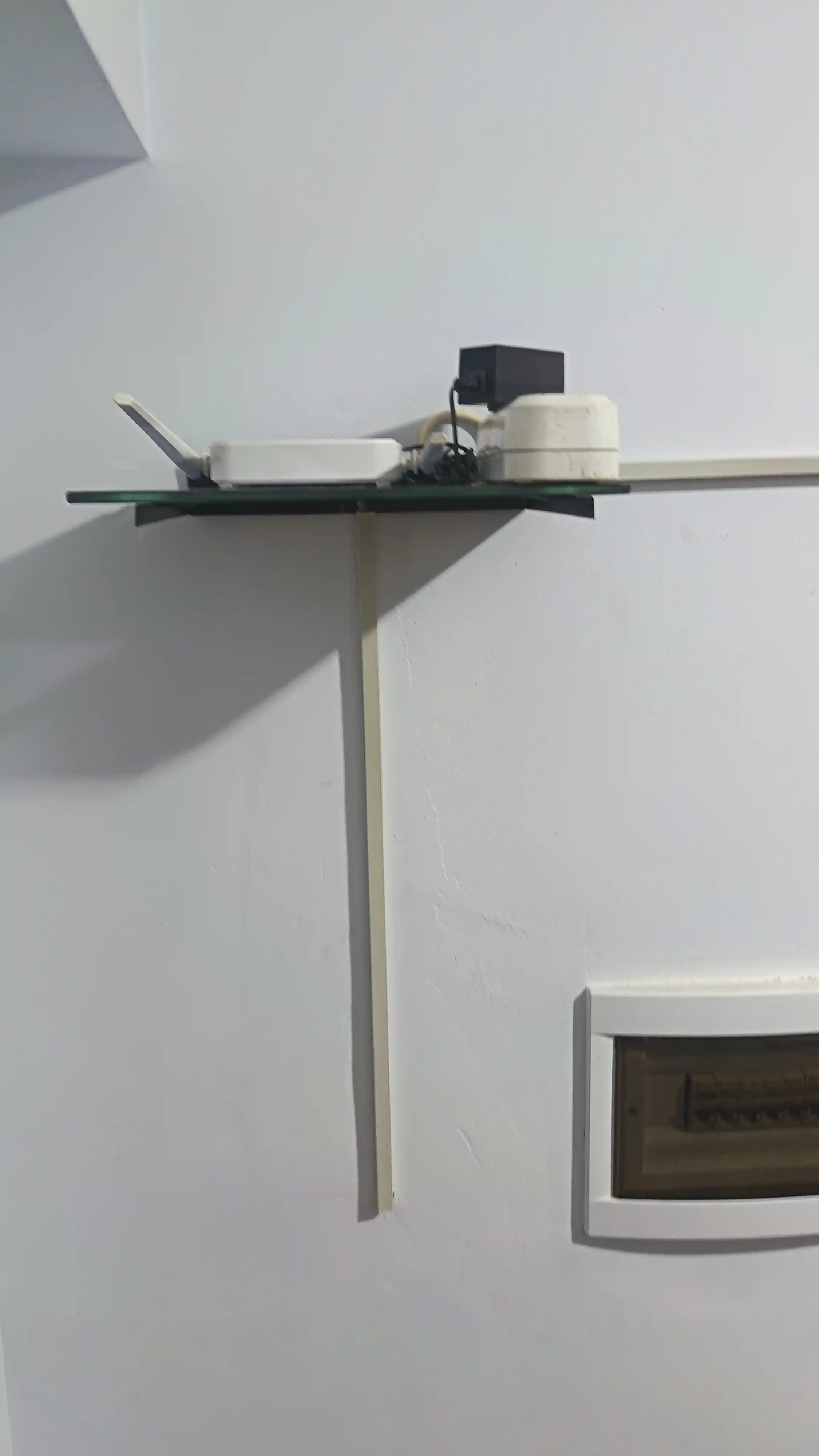 Katta va kichik shisha polka, podstavka - DVD, tyuner, Wi-Fi va smart box uchun
