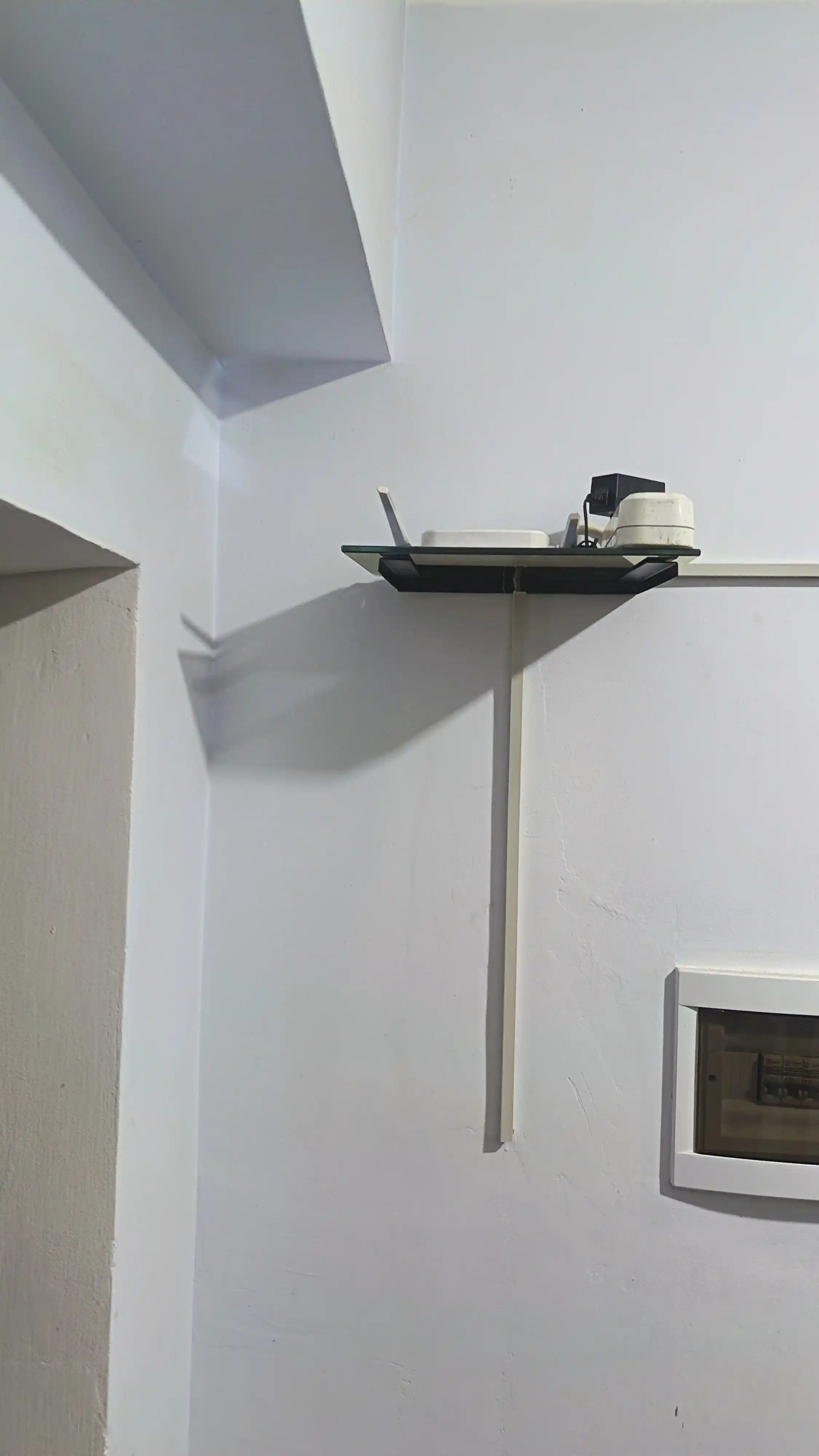 Katta va kichik shisha polka, podstavka - DVD, tyuner, Wi-Fi va smart box uchun