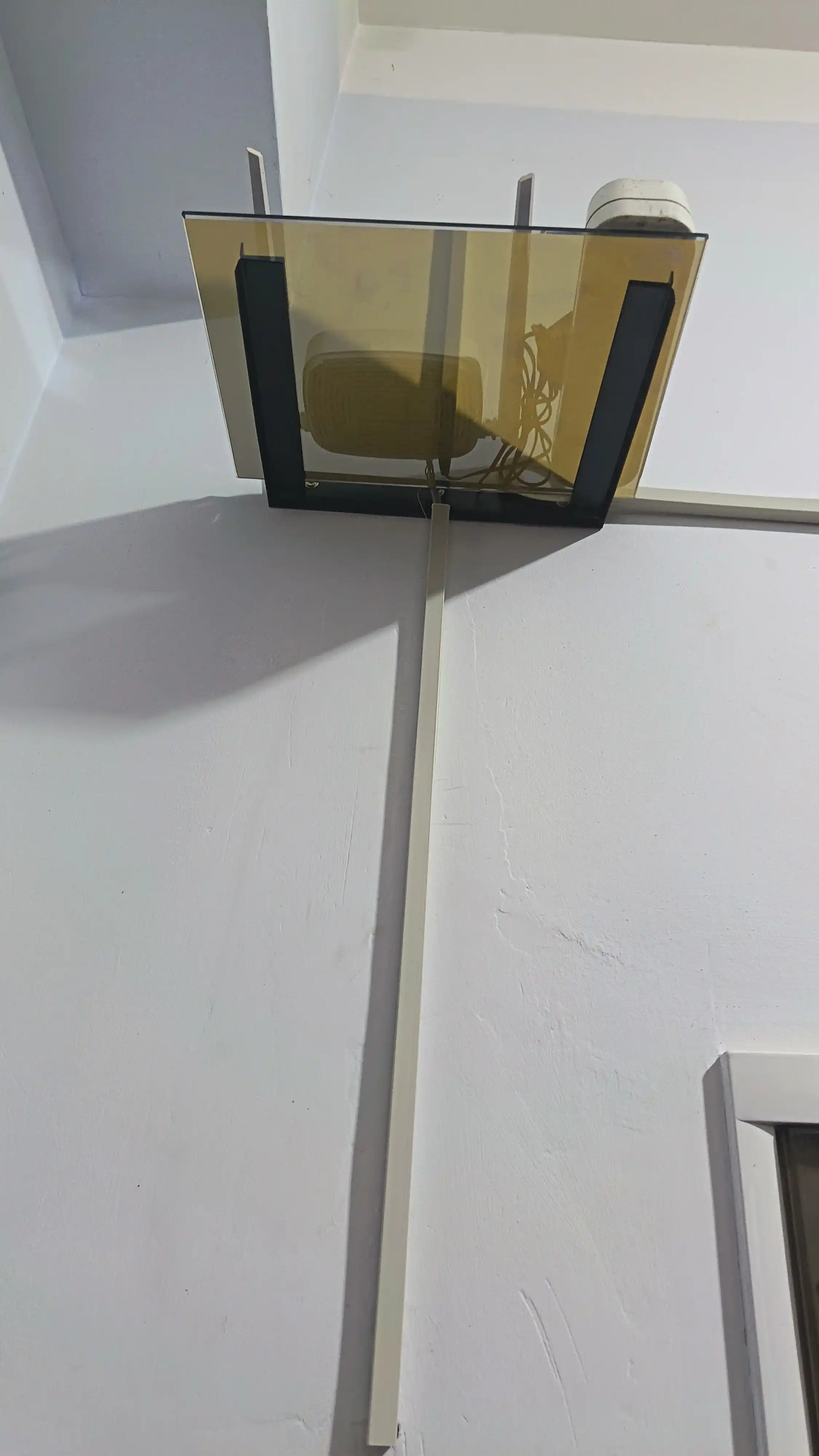 Katta va kichik shisha polka, podstavka - DVD, tyuner, Wi-Fi va smart box uchun