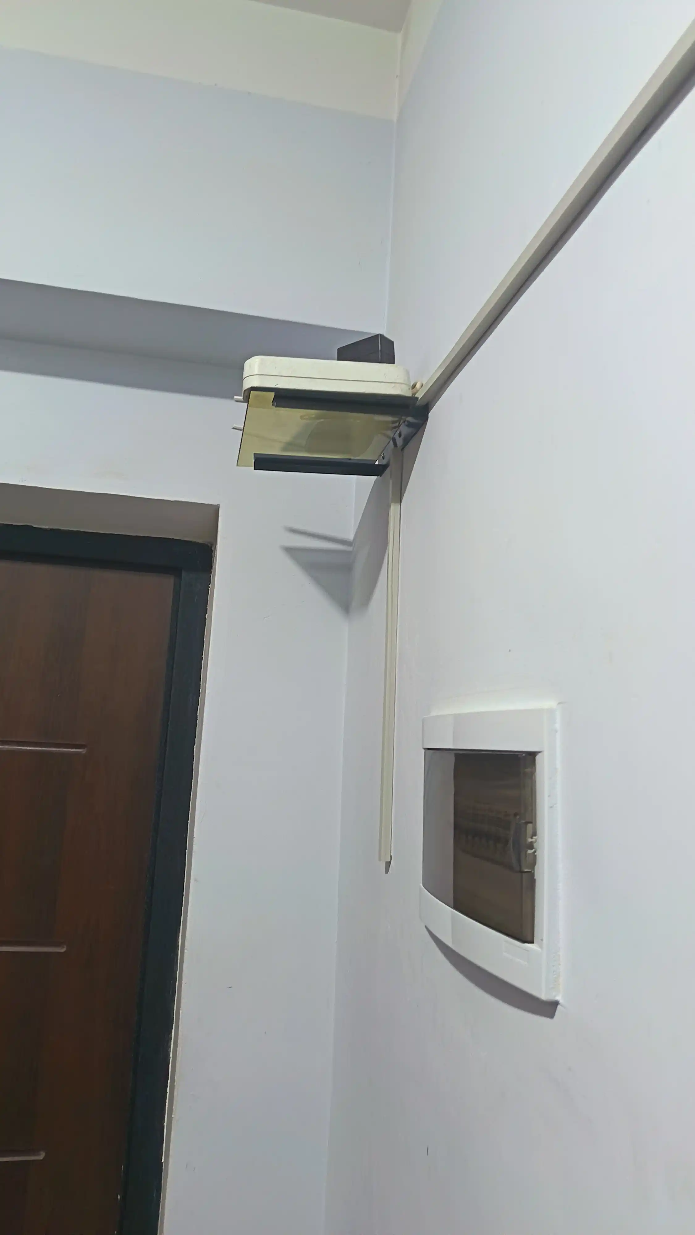 Katta va kichik shisha polka, podstavka - DVD, tyuner, Wi-Fi va smart box uchun