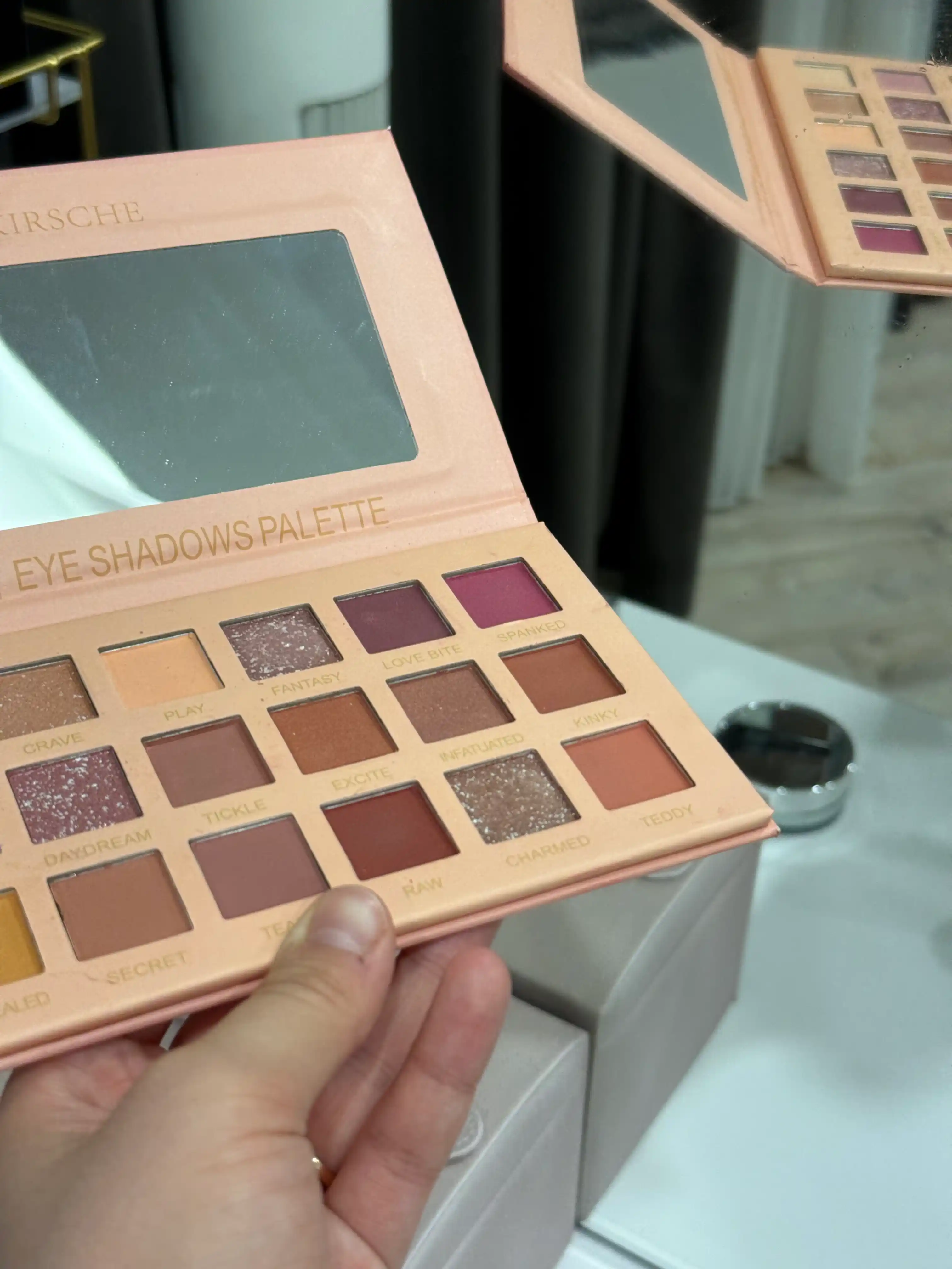 Тени для век Huda Beauty NUDE, 18 разных цветов