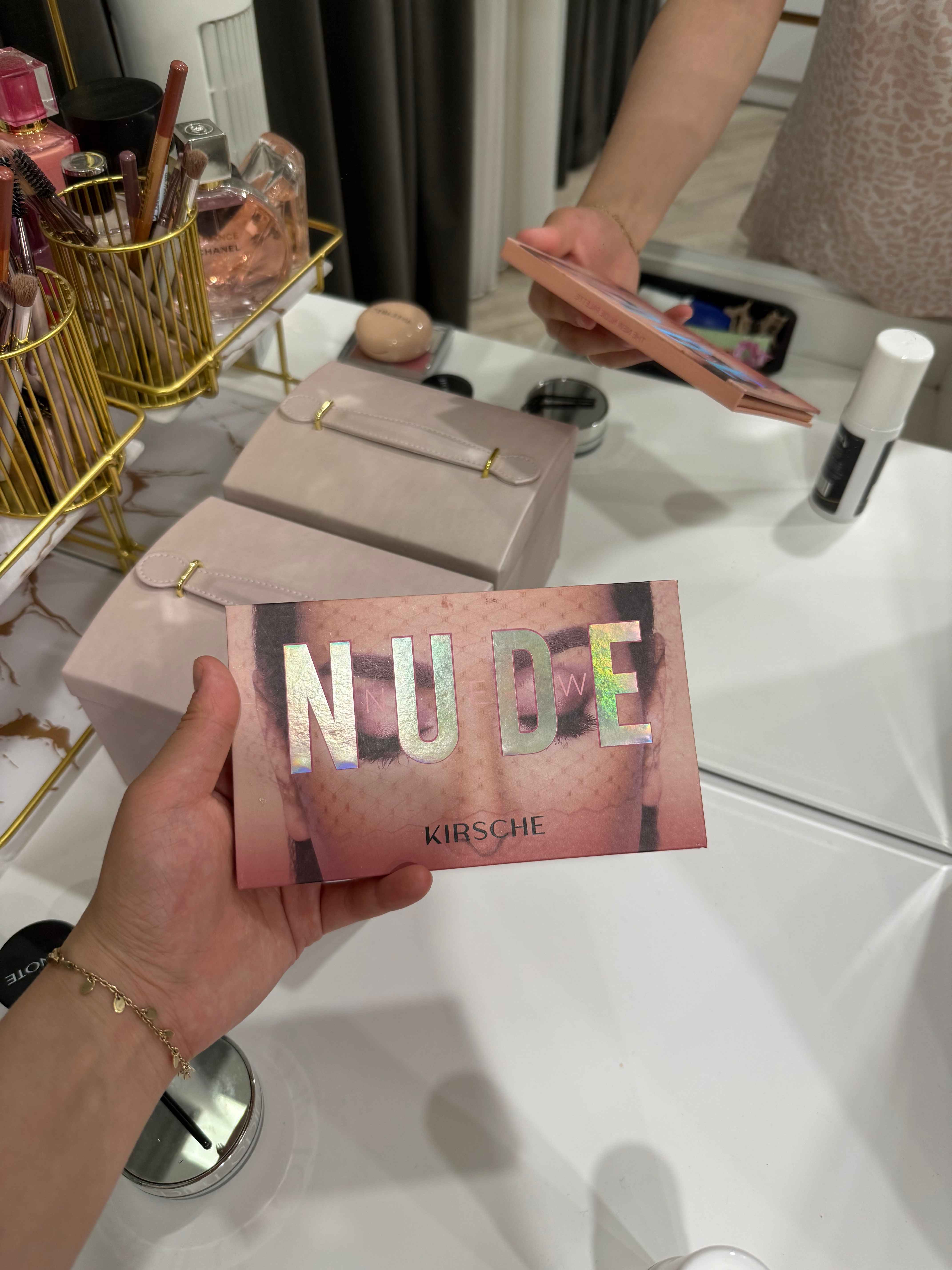 Тени для век Huda Beauty NUDE, 18 разных цветов