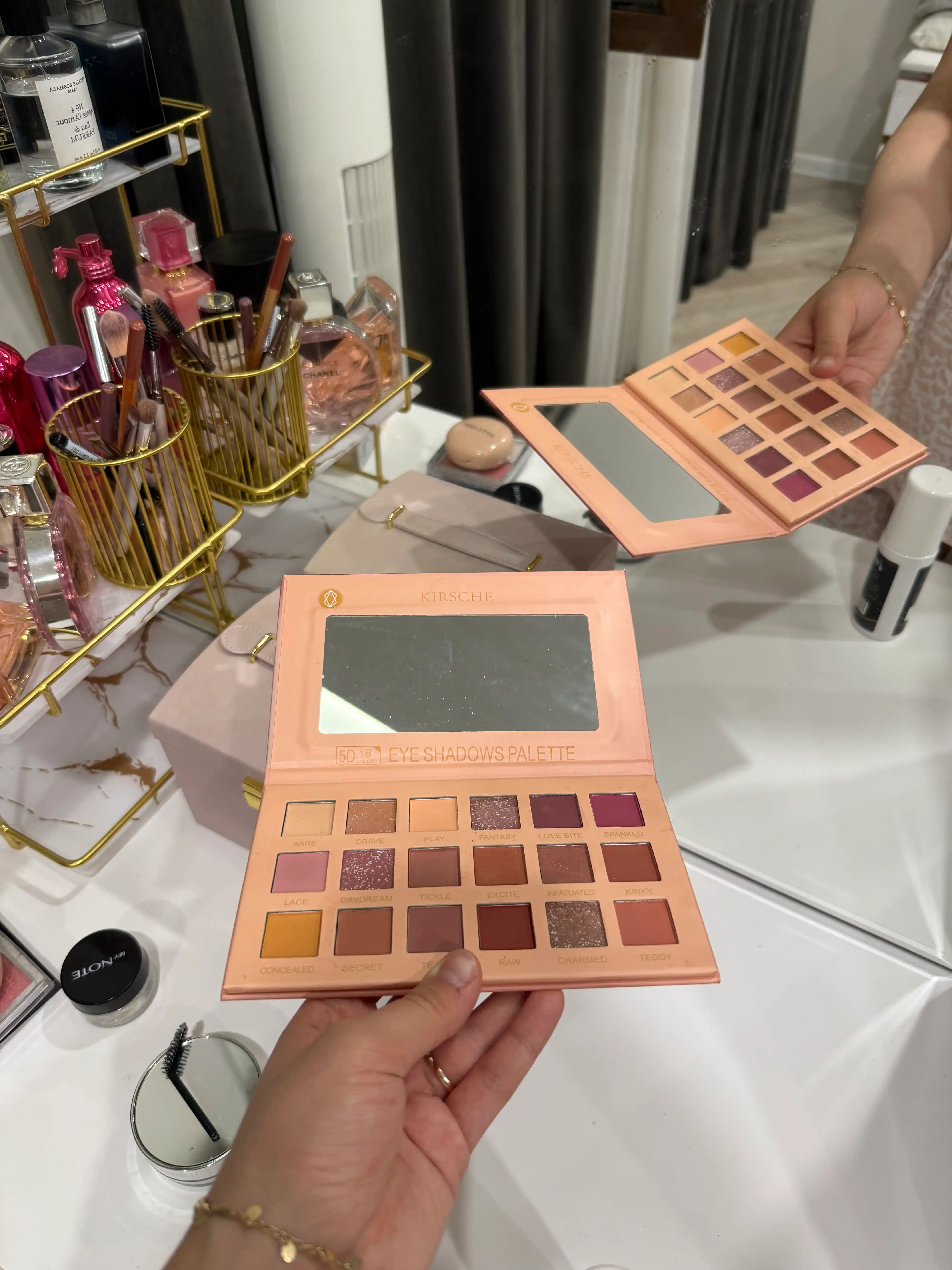 Тени для век Huda Beauty NUDE, 18 разных цветов