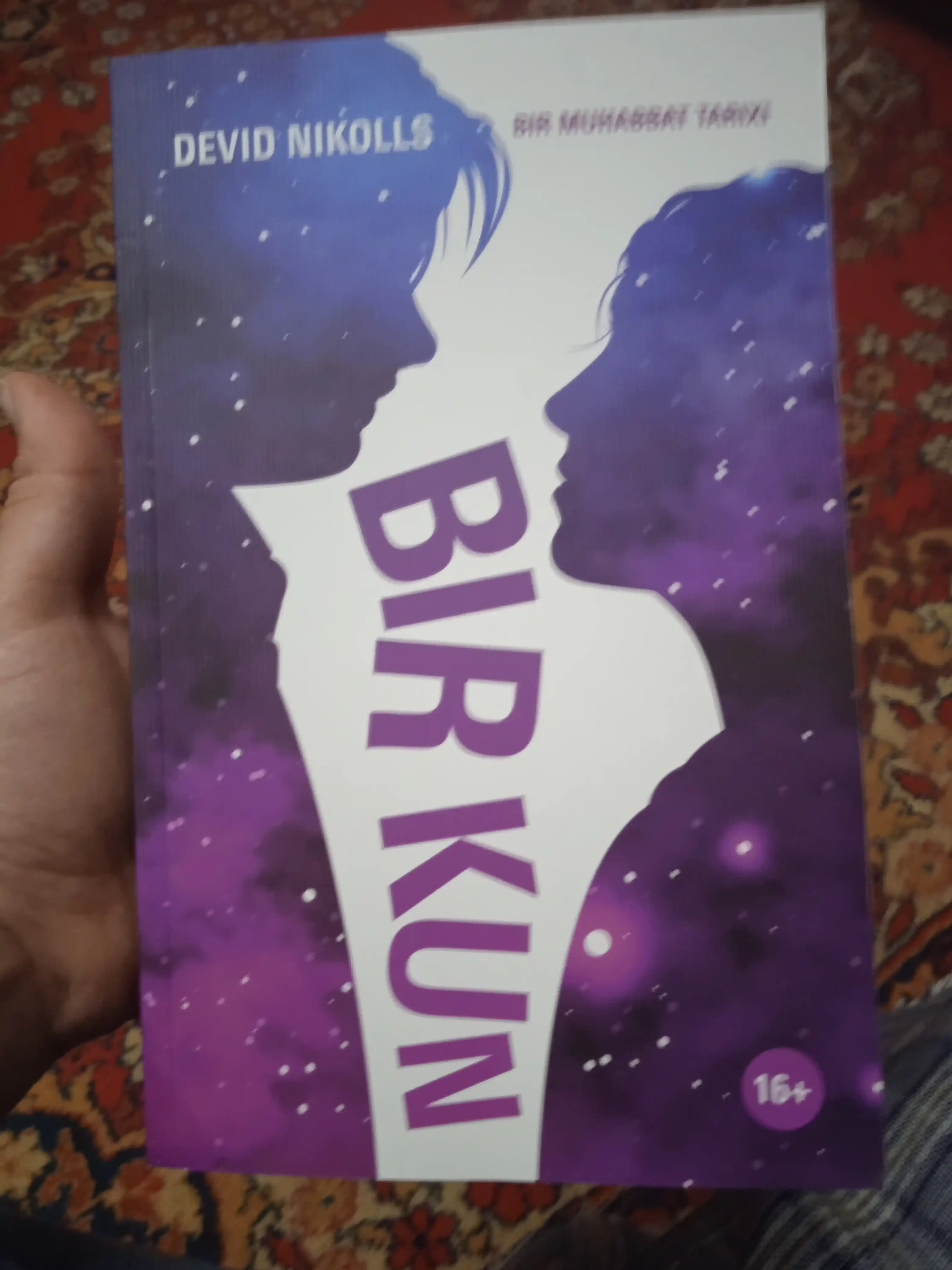 Bir kun - sevgi, romantika, drama, Devid Nikols, Bir muhabbat tarixi