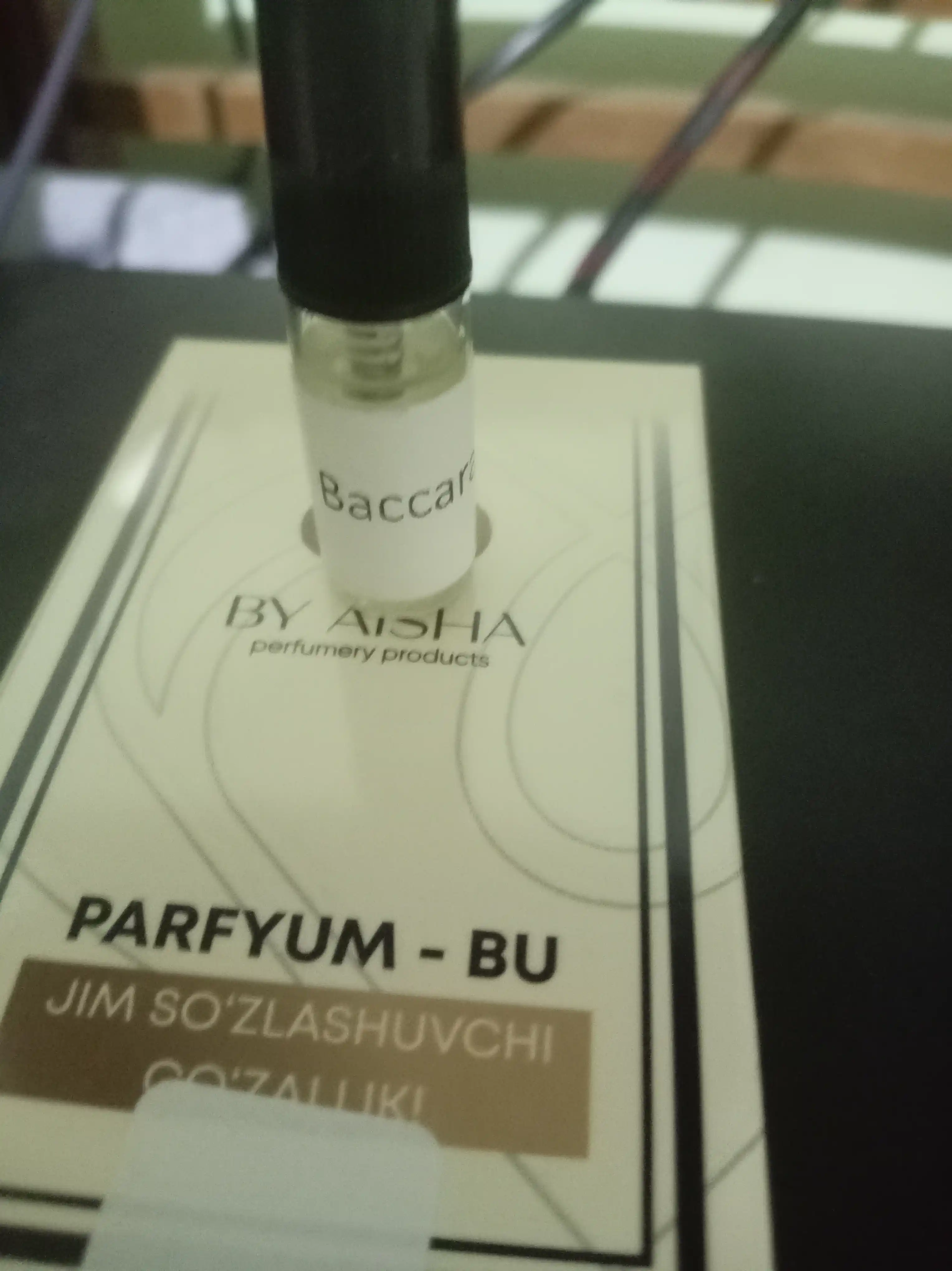 Ayollar atiri Baccarat Rouge 540, ayollar parfyumi, tiqinda