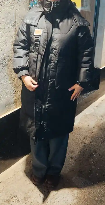 Kapyushon va yo‘l-yo‘l chiziqli uzaytirilgan ayollar puxovik kurtkasi, qishki model