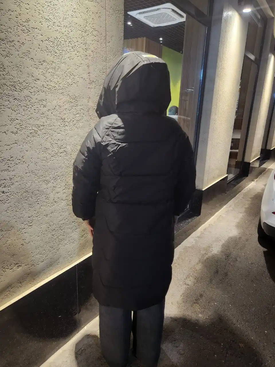 Kapyushon va yo‘l-yo‘l chiziqli uzaytirilgan ayollar puxovik kurtkasi, qishki model