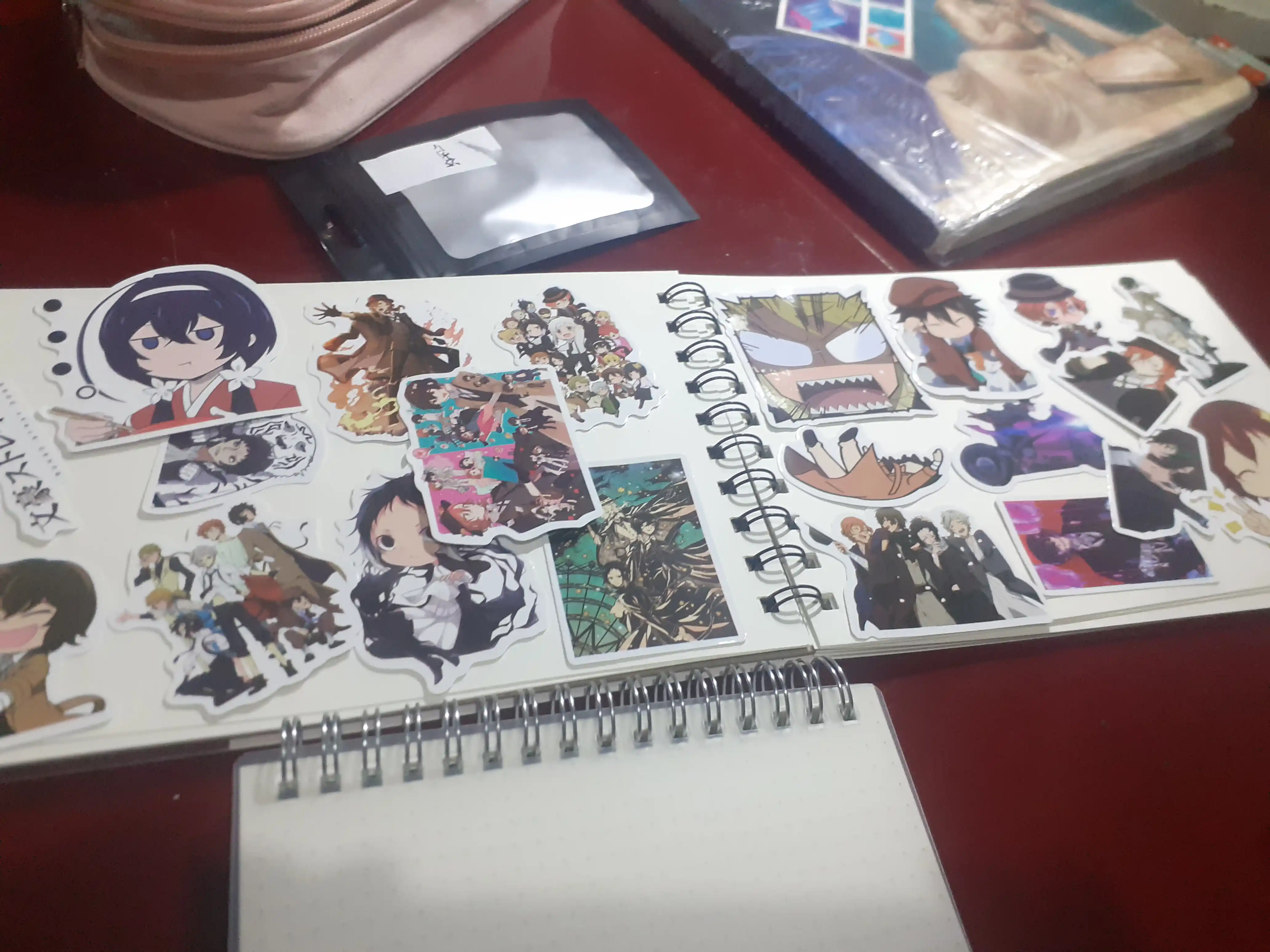 Anime stikerlari to'plami Farmatsevtning monologi, Attack on Titan, Blue Lock, Alien stage