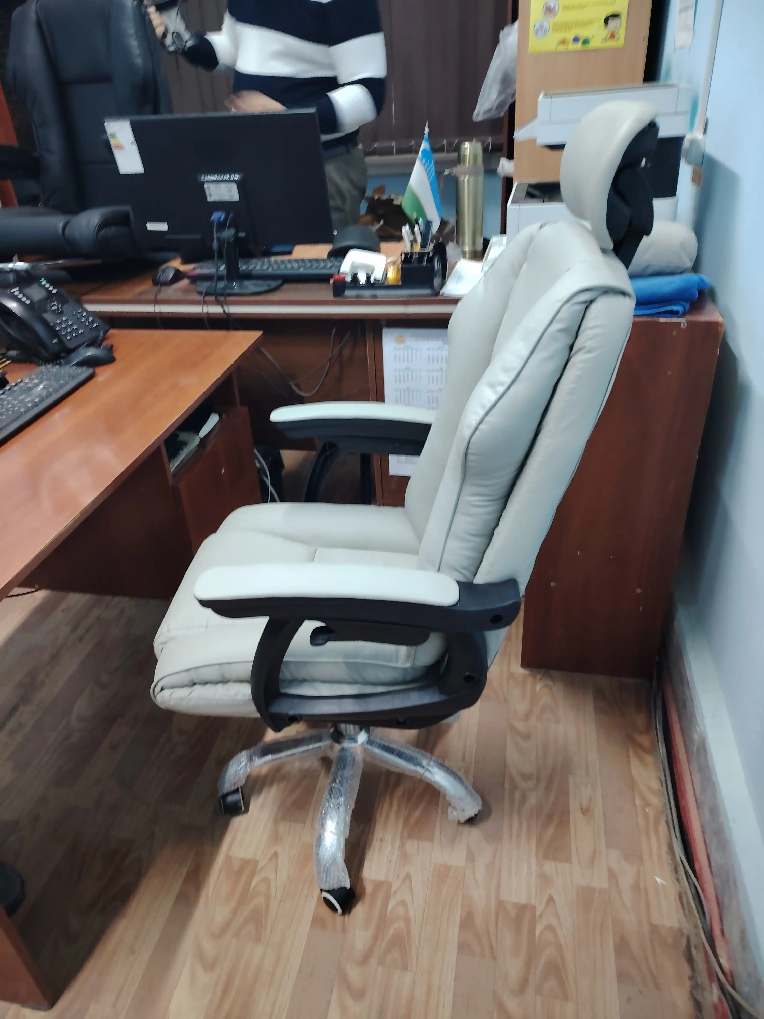 Ofis, uy va kompyuter uchun sozlanadigan universal ortopedik kreslo