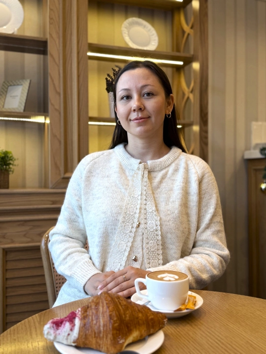 Yurak shaklidagi tugmali, to‘rli bantikli ayollar sviteri