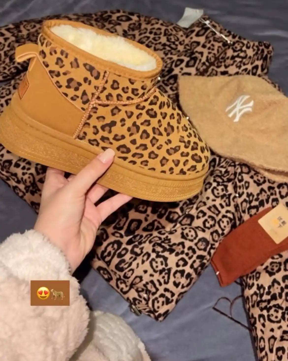 Ayollar uchun leopard naqshli issiq kurtka