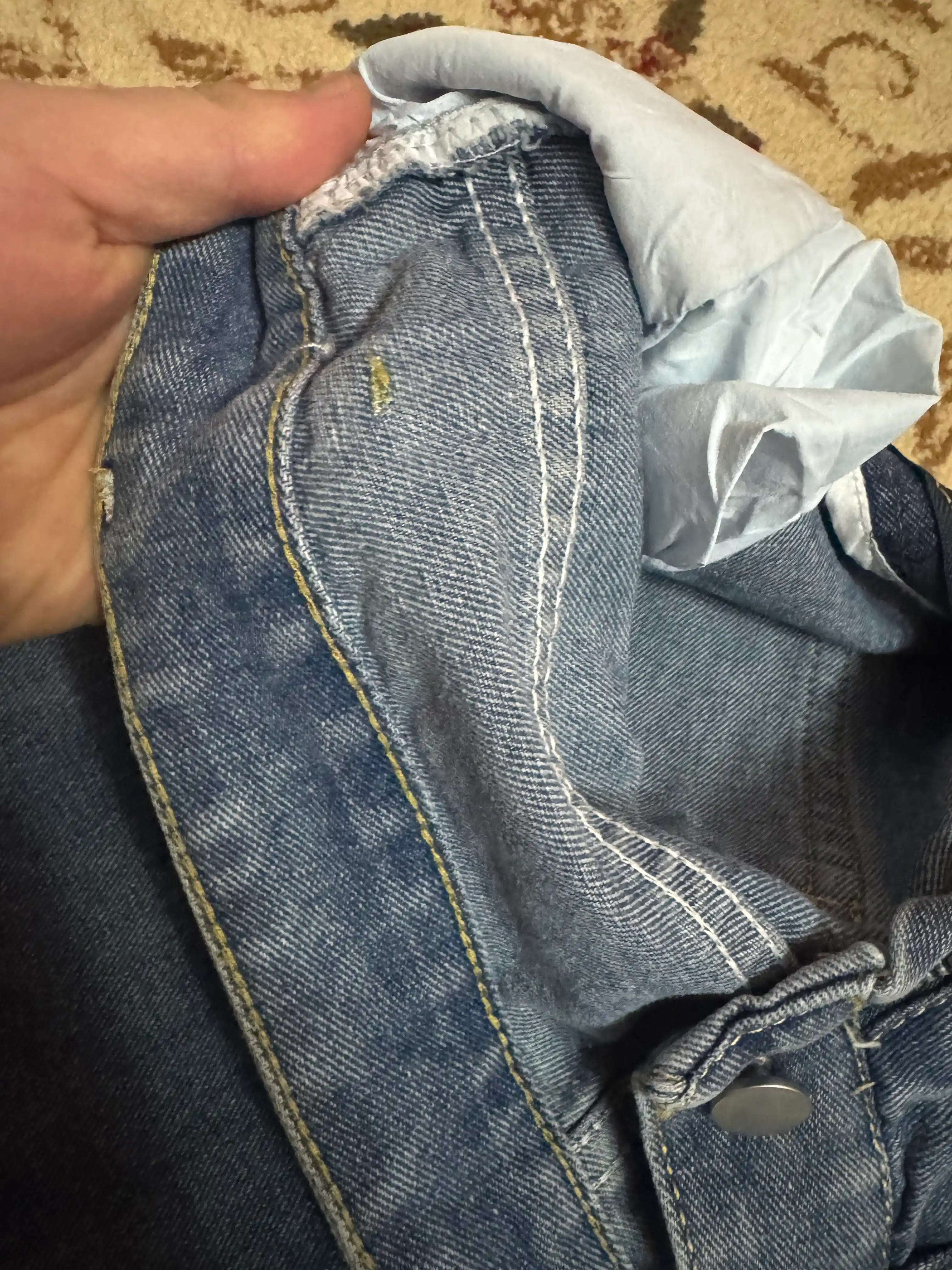 Ayollar uchun baland belli mom jeans – turli rangdagi denim shimlar, jinsi shimlar