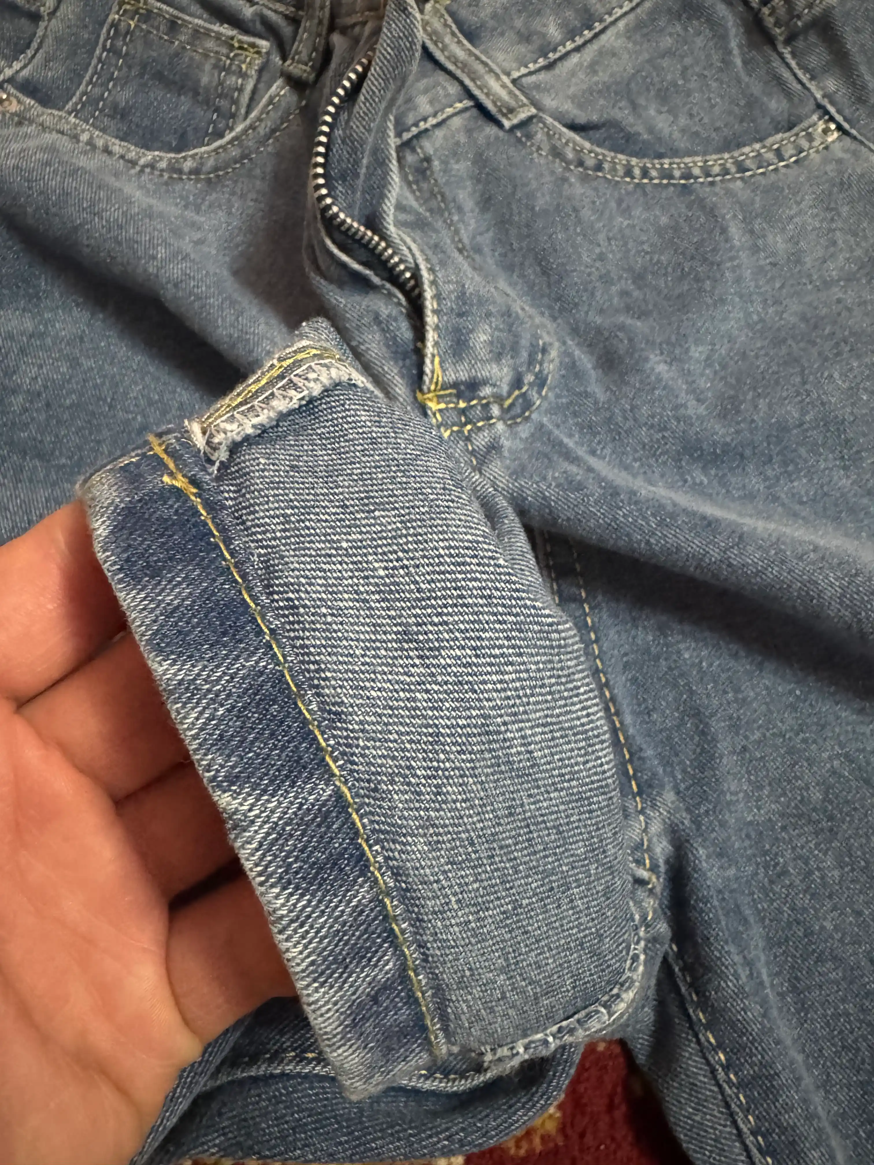 Ayollar uchun baland belli mom jeans – turli rangdagi denim shimlar, jinsi shimlar