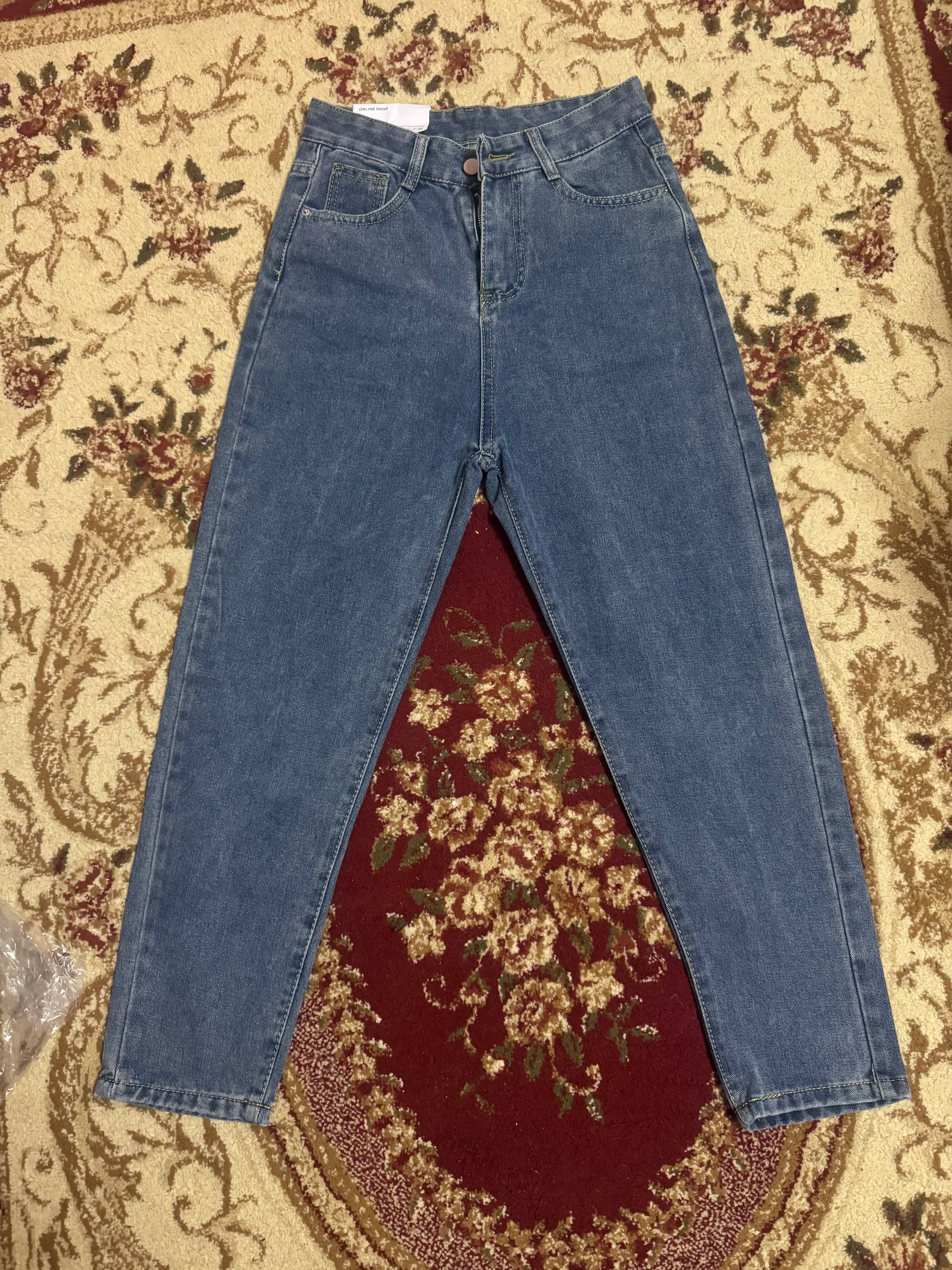 Ayollar uchun baland belli mom jeans – turli rangdagi denim shimlar, jinsi shimlar