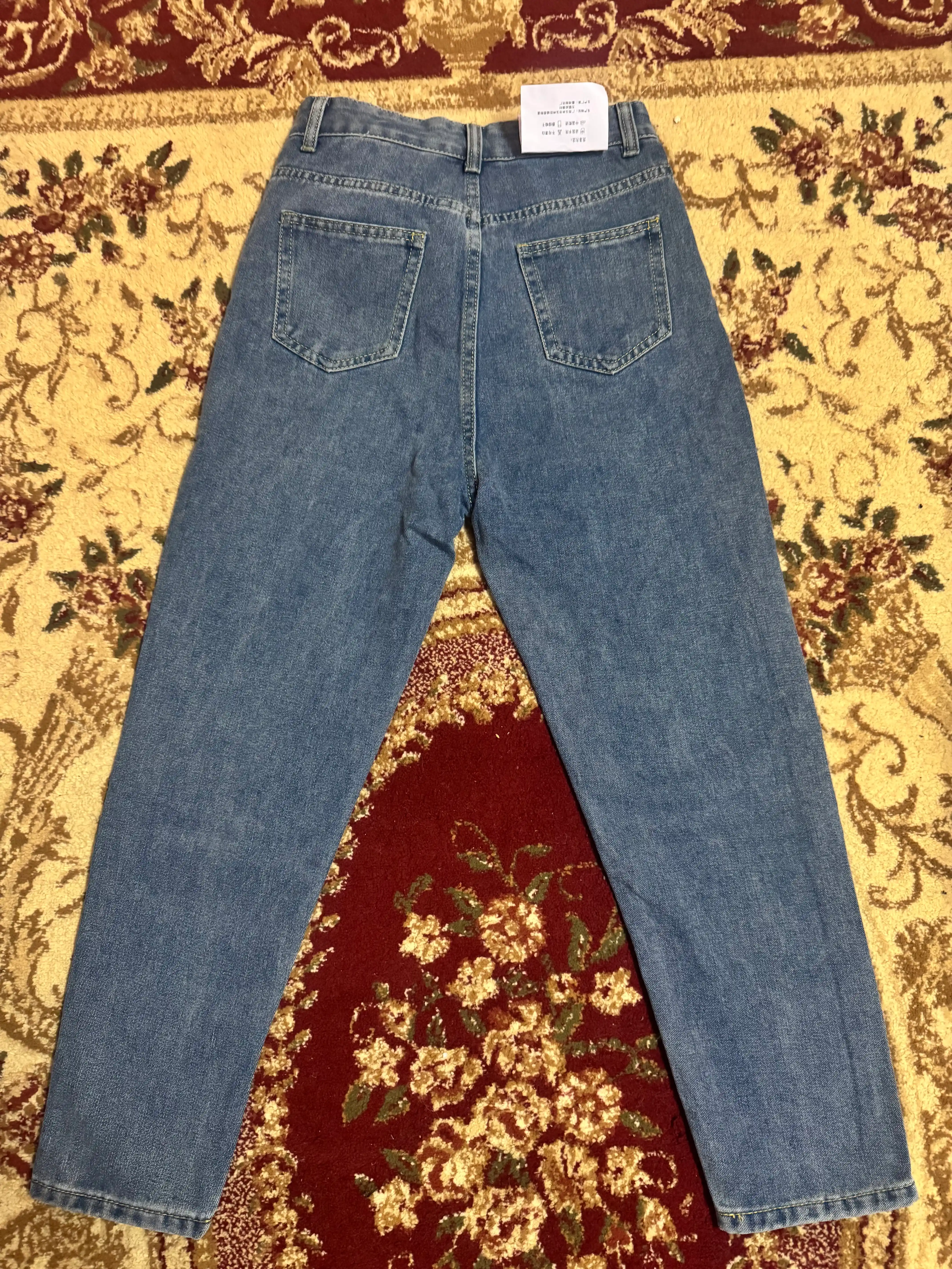 Ayollar uchun baland belli mom jeans – turli rangdagi denim shimlar, jinsi shimlar