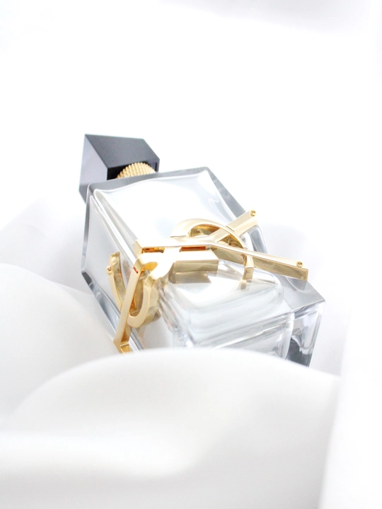 Parfyumlangan suv Yves Saint Laurent Mon Paris