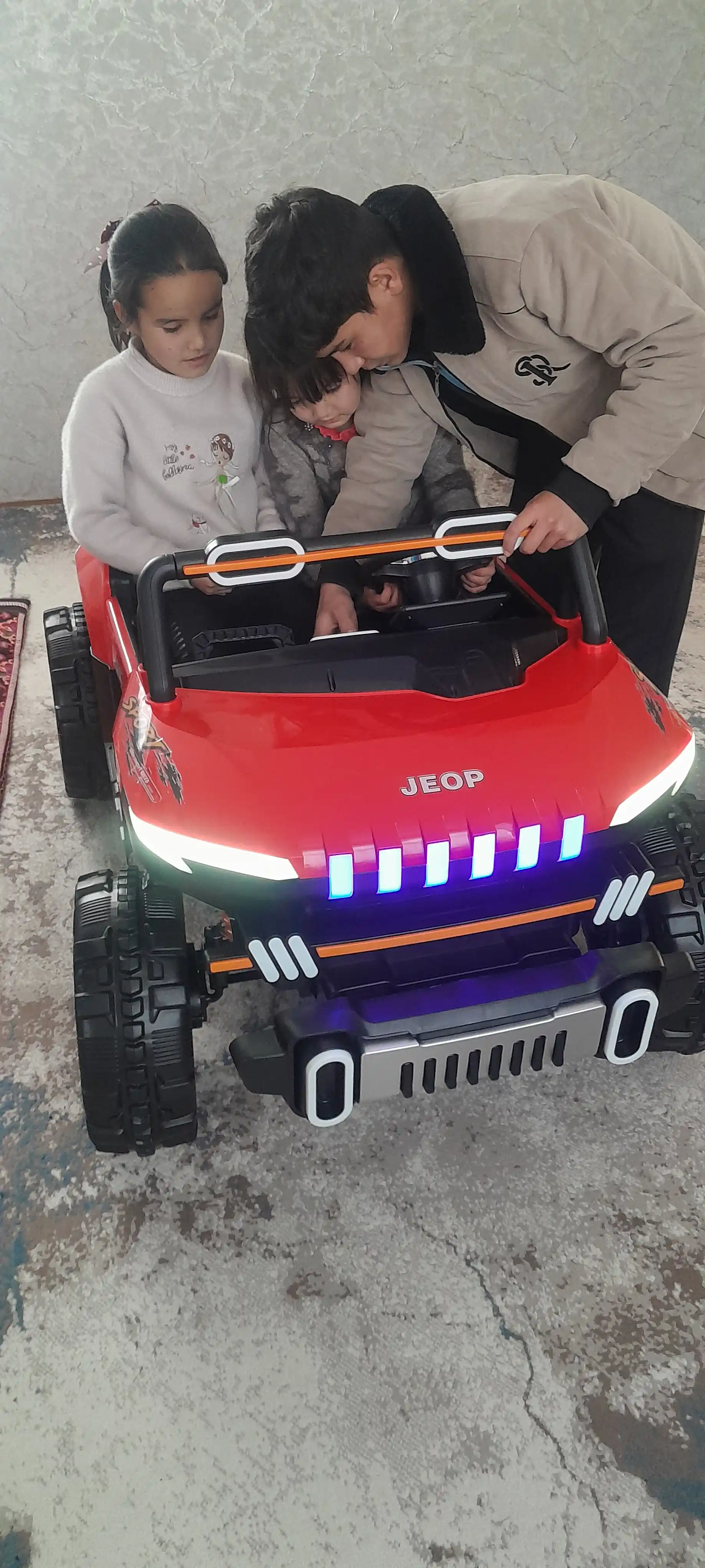 Громоздкая детская машина электромобиль Jeep