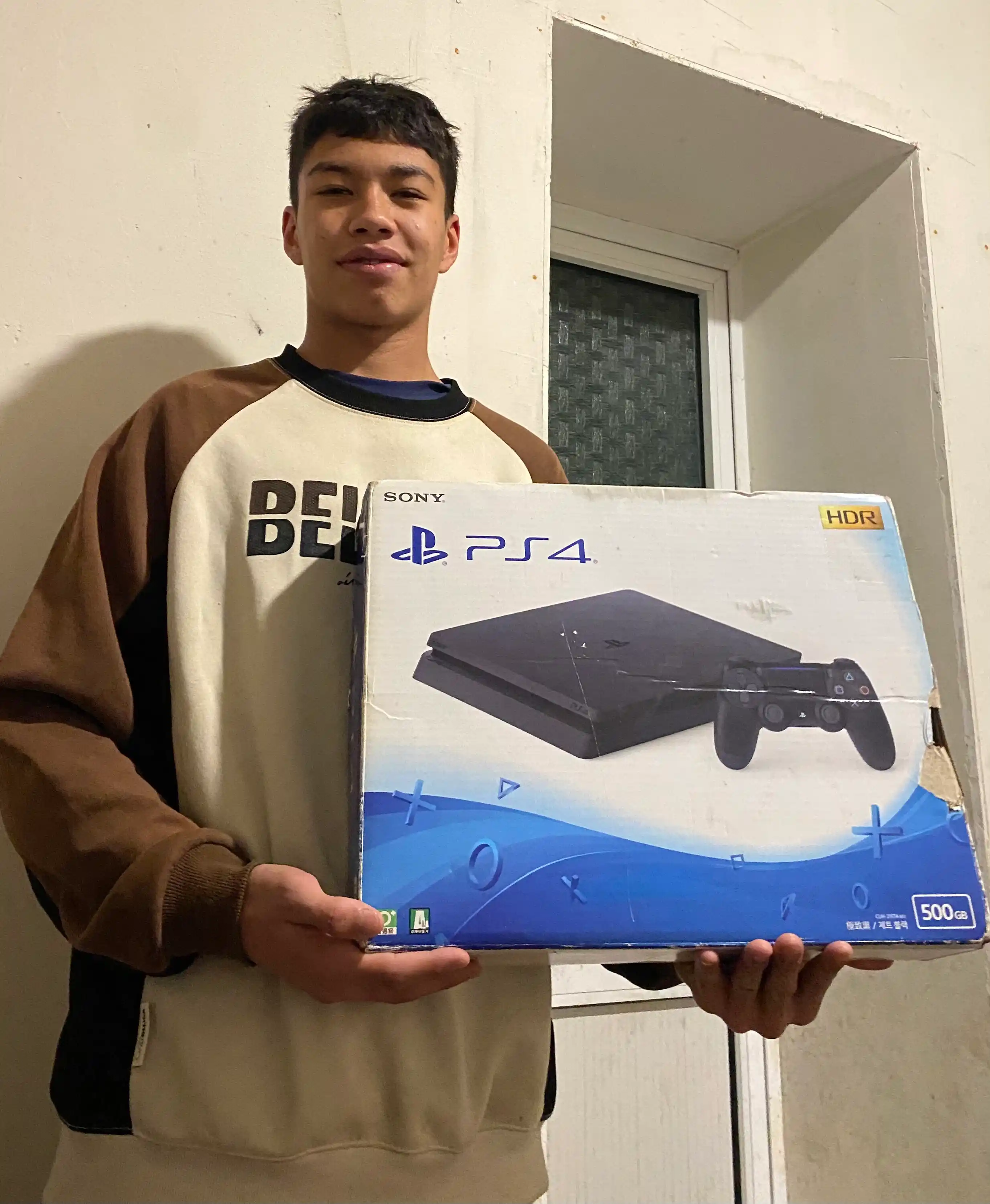 14 ta o‘yinli Playstation 4 Slim o‘yin pristavkasi, GOLDHEN