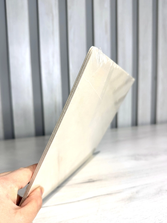 Ingliz tili alifbosi (A–Z) asosidagi rivojlantiruvchi yog‘och alifbo, o‘lchami 30×22 sm