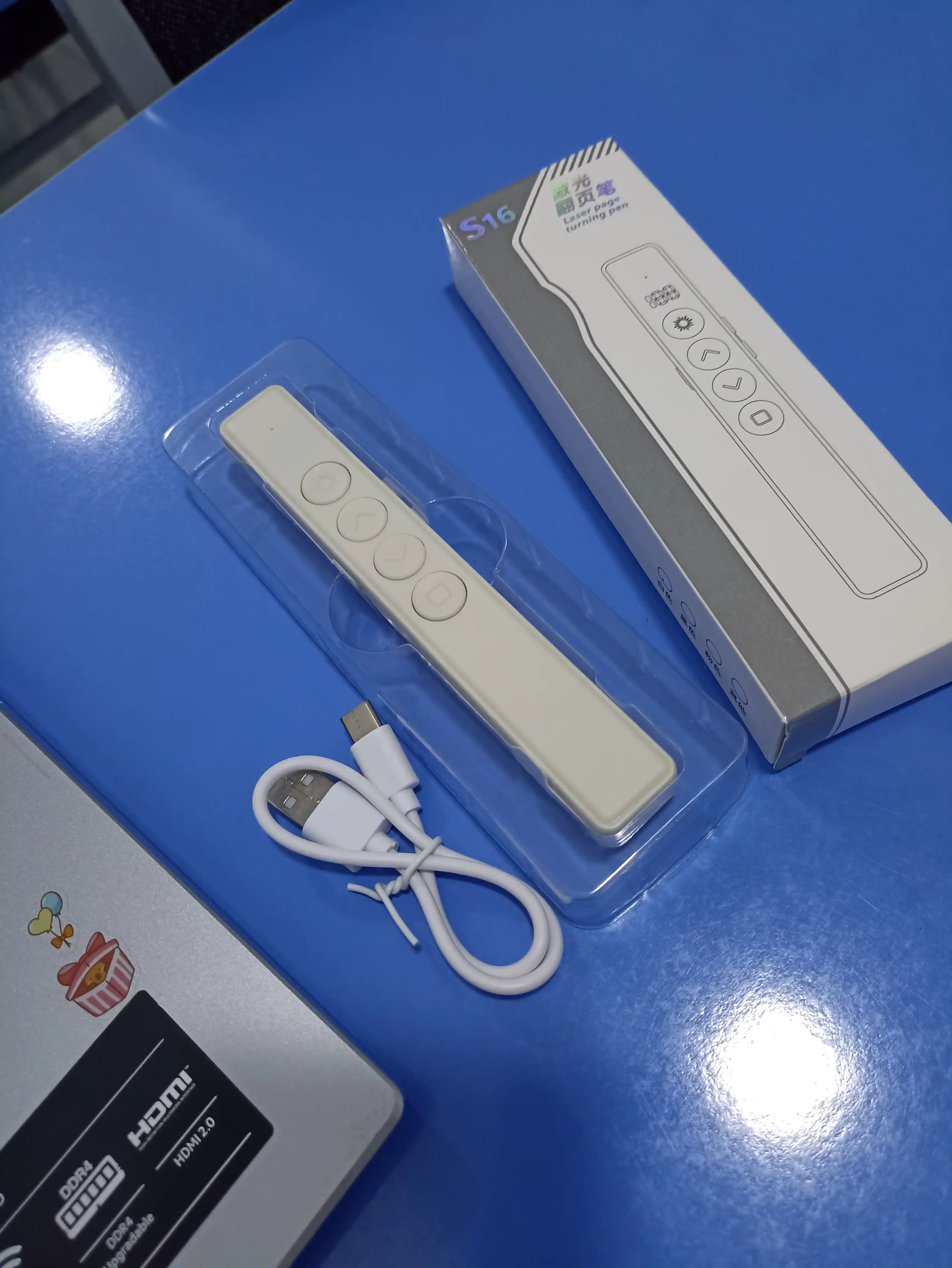 Simsiz kliker, prezenter, lazer ko‘rsatkichli pult, USB qabul qilgich va 100 metrgacha masofa