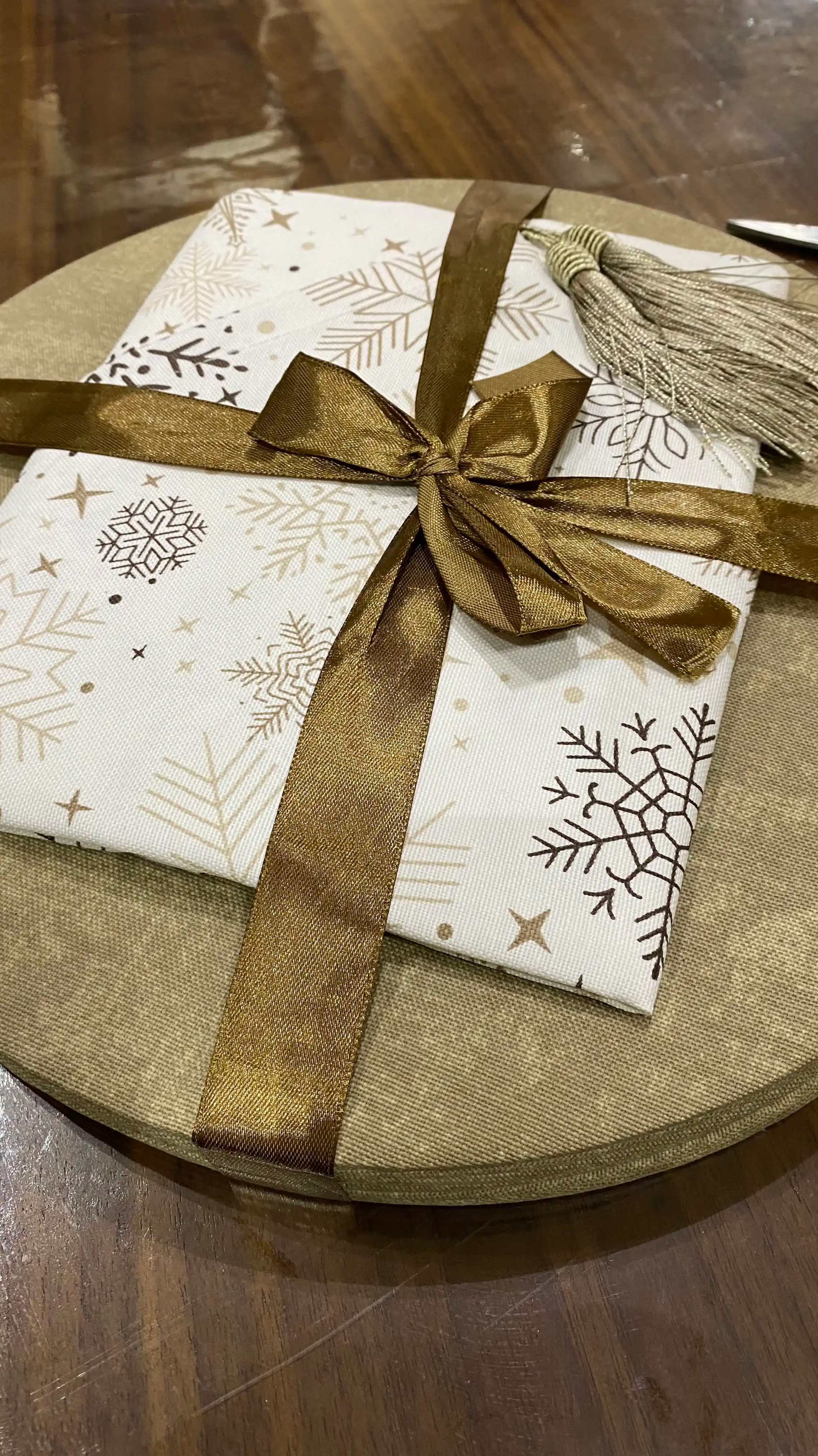 Stol va 6 ta likopcha uchun yangi yil ranneri, o‘lchami 40*180 sm
