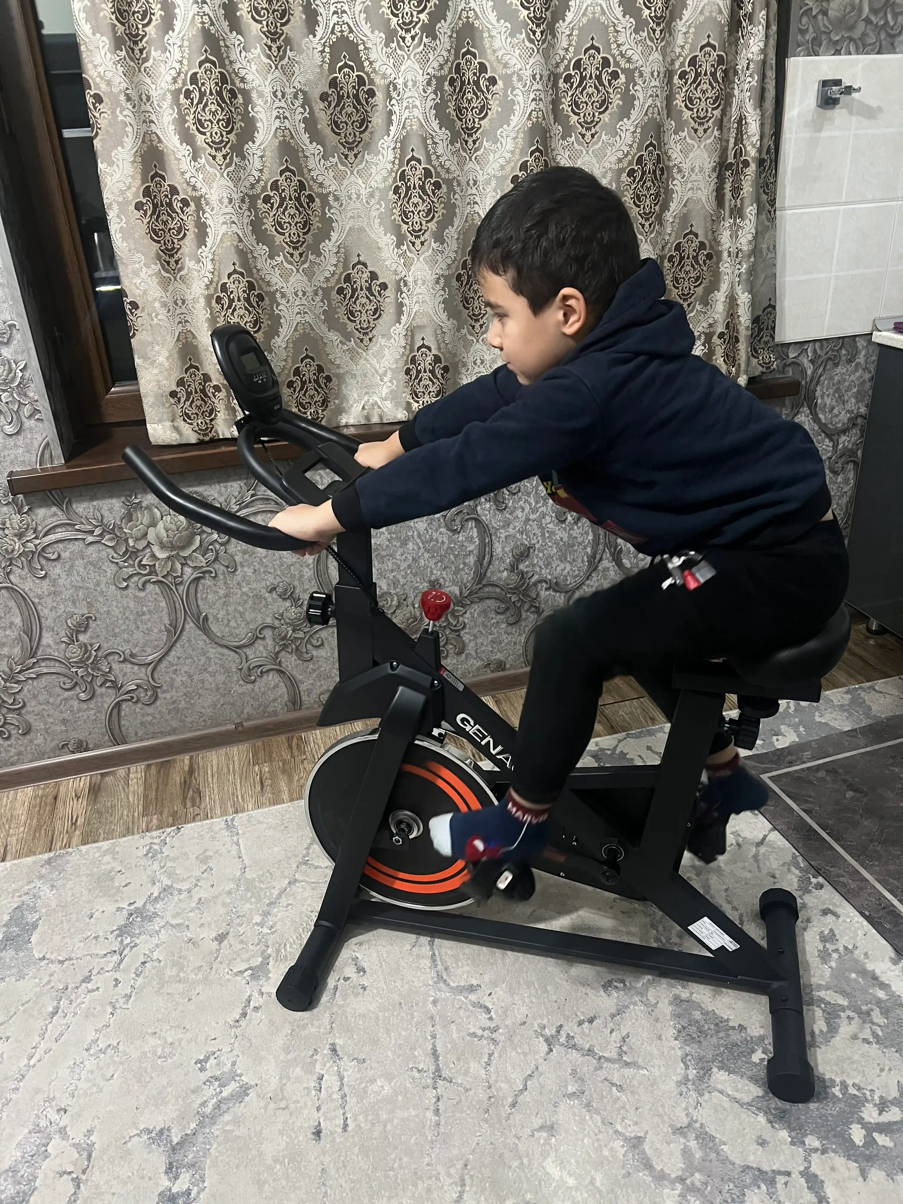 Велотренажер Genau Spin Bike W101, маховик 8 кг, максимальный вес 120 кг *SB1-05A