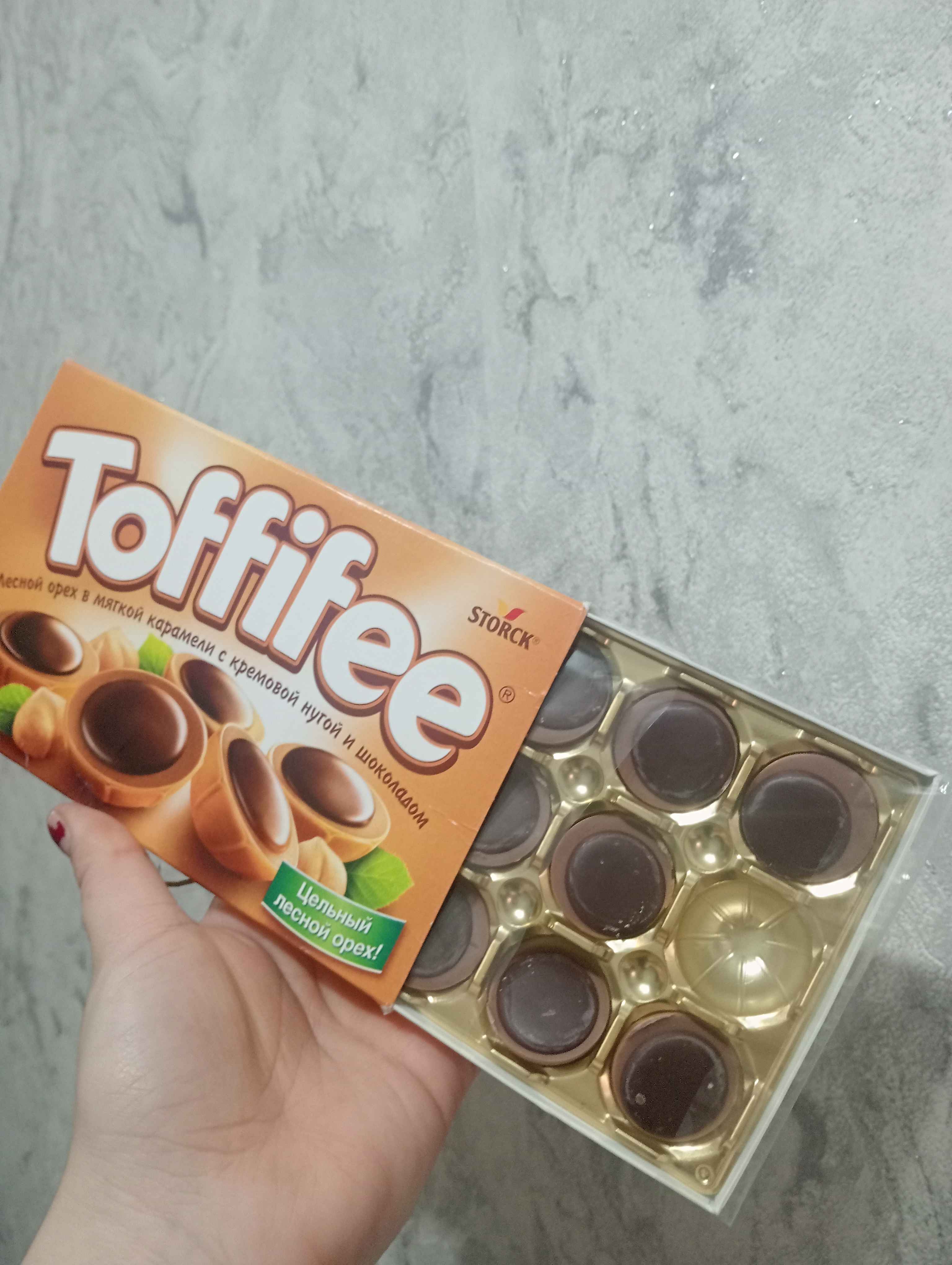 Шоколад с орехом "Toffife", 125 гр