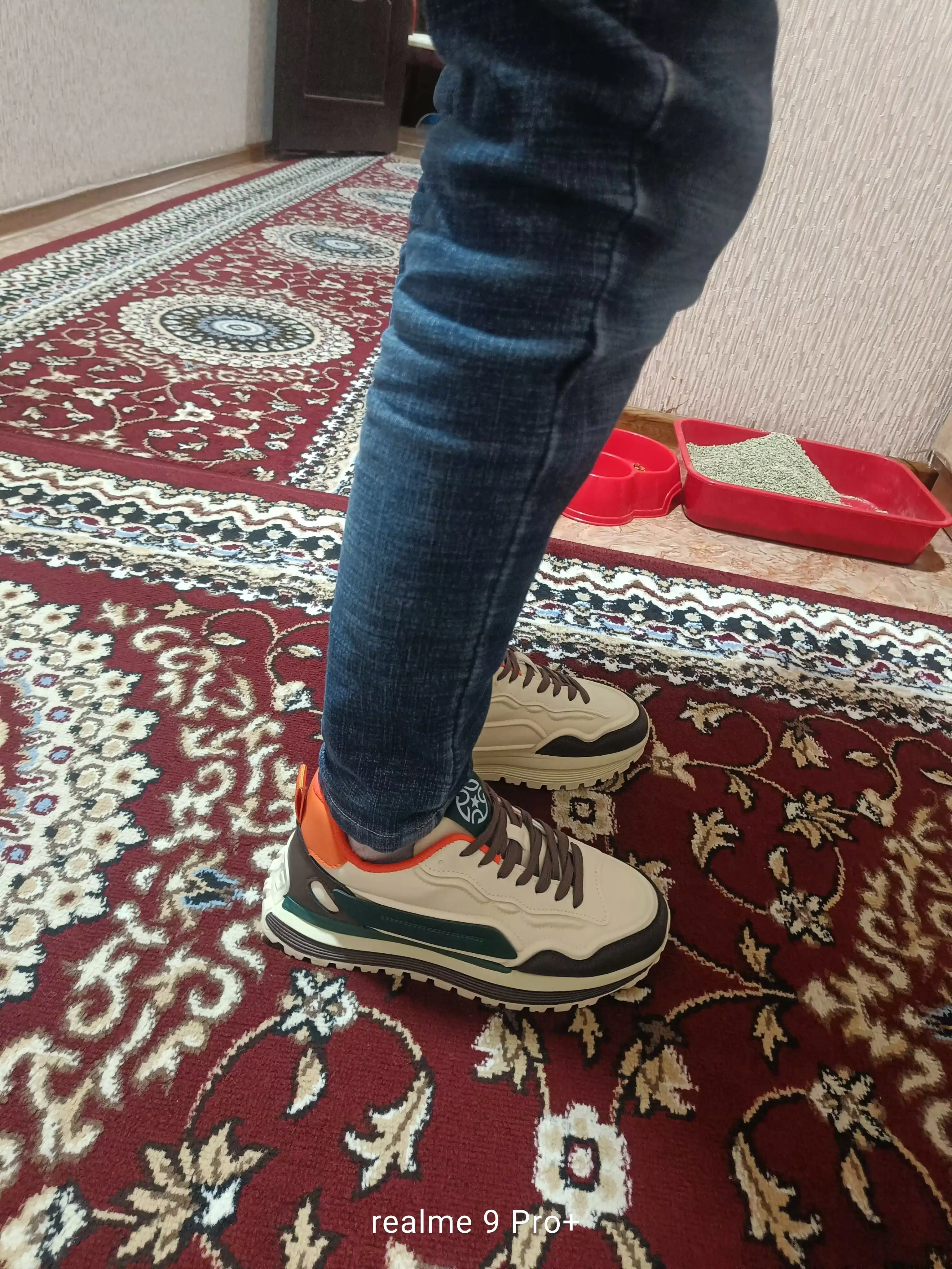 Erkaklar krossovkasi, 39-44, bir o‘lcham kattaroq oling