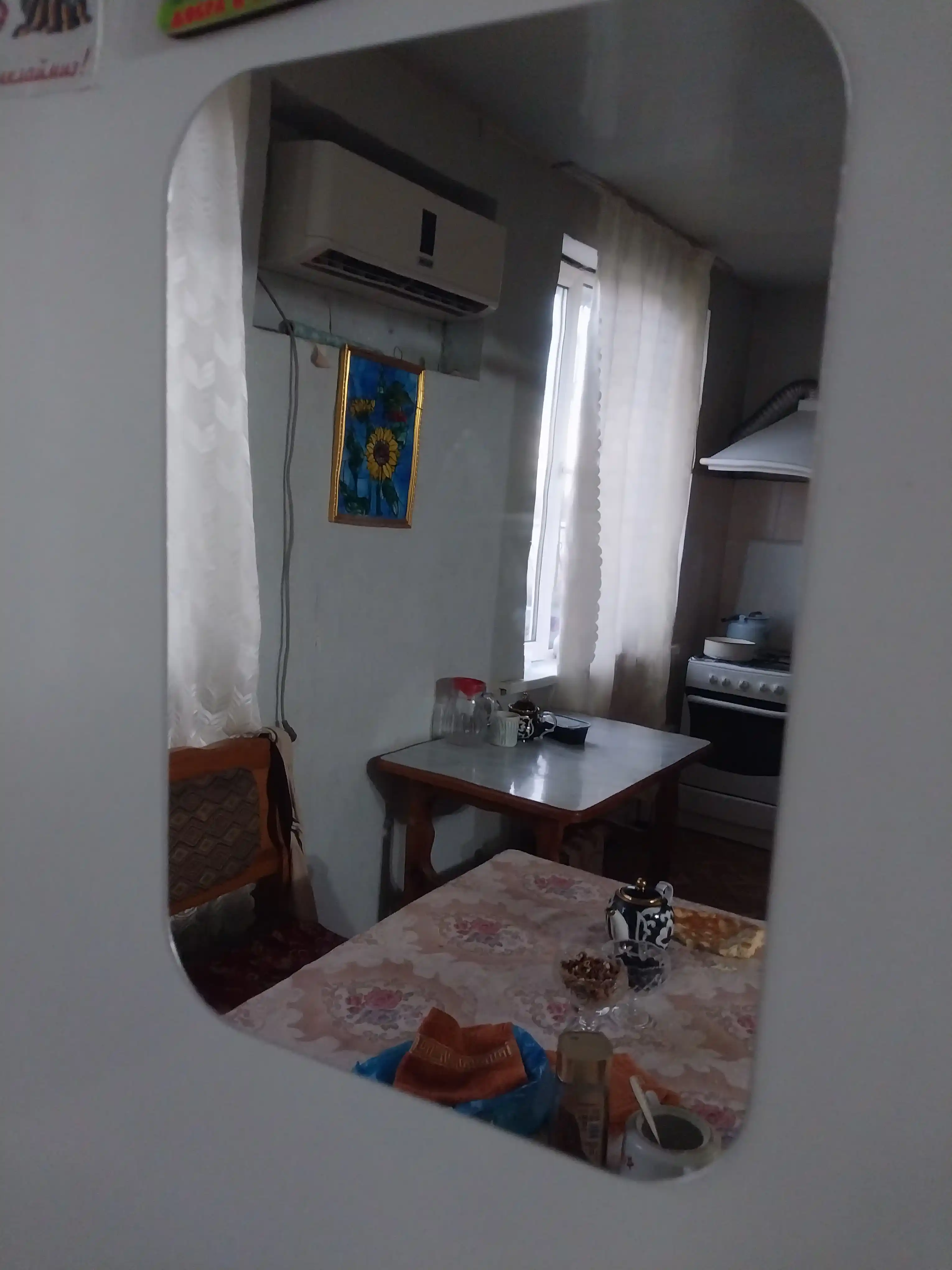 Devorga yopishtirish mumkin bo‘lgan plastik ko‘zgu, interyer